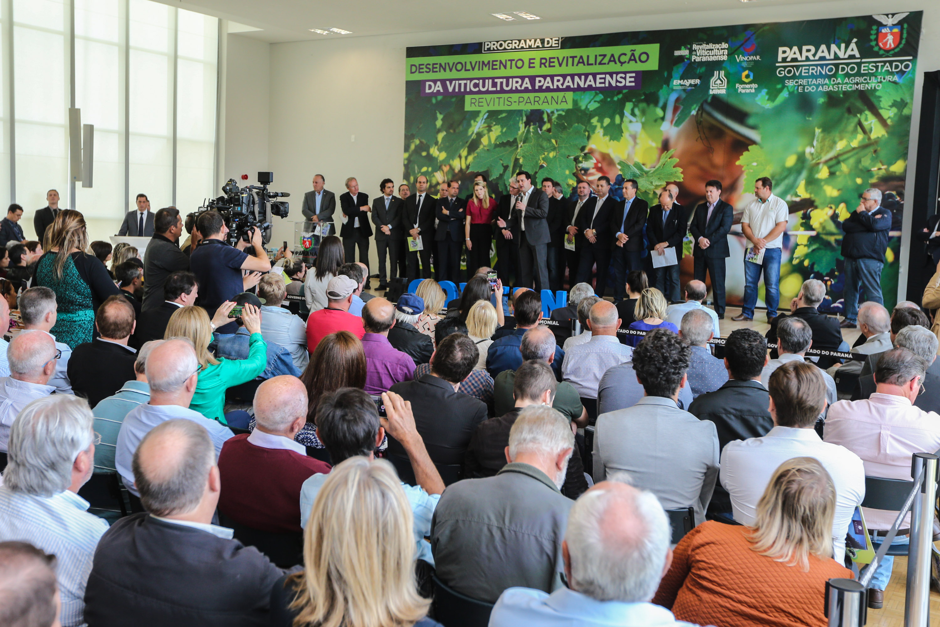 O Governador Carlos Massa Ratinho Júnior e o secretário estadual da Agricultura e Abastecimento, Norberto Ortigara, lançam nesta terça-feira (26), o programa de Desenvolvimento e Revitalização da Viticultura e da Agroindústria Vitícola no Paraná, o Revitis. Curitiba, 26/11/2019 - Foto: Geraldo Bubniak/AEN