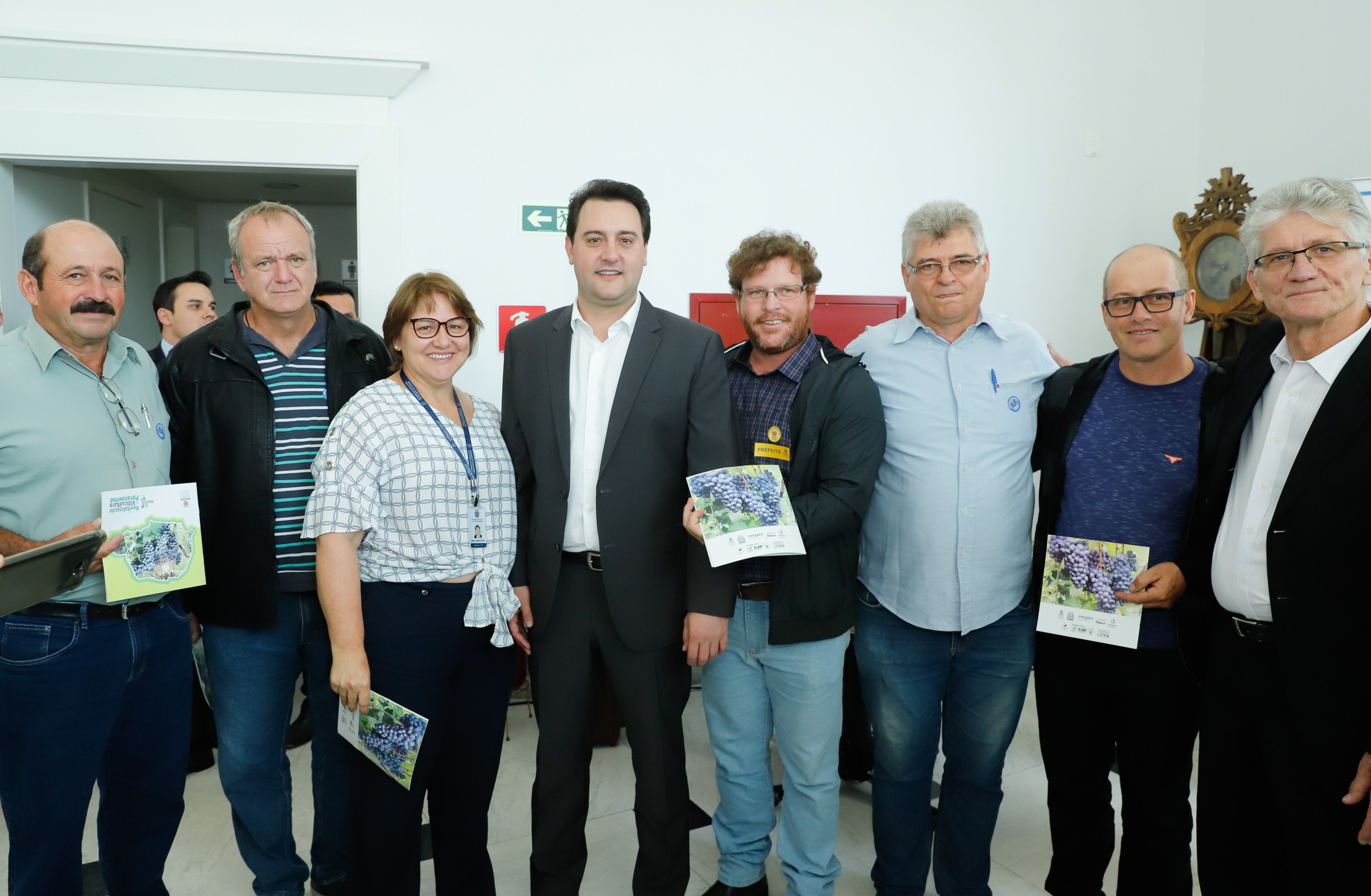 O governador Carlos Massa Ratinho Junior lançou nesta terça-feira (26), no Palácio Iguaçu, o programa Revitis, destinado a estimular a produção de uvas no Paraná. Iniciativa inédita no Estado, o programa está apoiado em quatro eixos: incentivo para a produção, reorganização da comercialização, desenvolvimento do turismo e apoio à agroindústria.