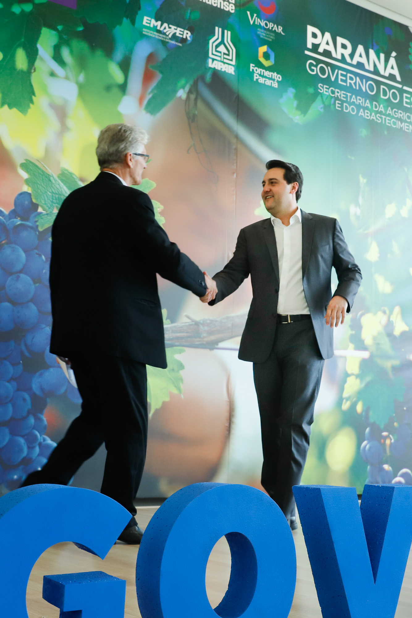 O governador Carlos Massa Ratinho Junior lançou nesta terça-feira (26), no Palácio Iguaçu, o programa Revitis, destinado a estimular a produção de uvas no Paraná. Iniciativa inédita no Estado, o programa está apoiado em quatro eixos: incentivo para a produção, reorganização da comercialização, desenvolvimento do turismo e apoio à agroindústria.