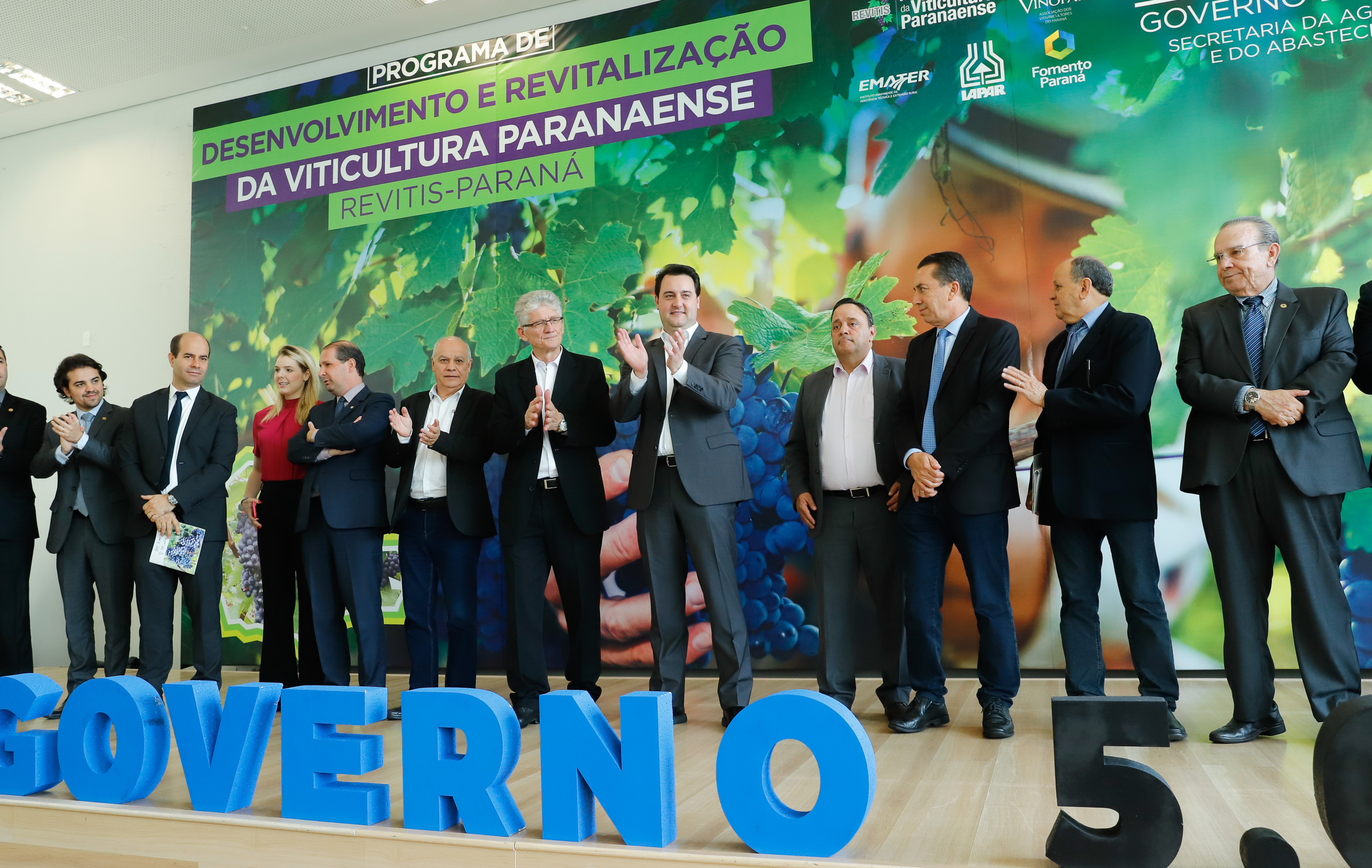O governador Carlos Massa Ratinho Junior lançou nesta terça-feira (26), no Palácio Iguaçu, o programa Revitis, destinado a estimular a produção de uvas no Paraná. Iniciativa inédita no Estado, o programa está apoiado em quatro eixos: incentivo para a produção, reorganização da comercialização, desenvolvimento do turismo e apoio à agroindústria.