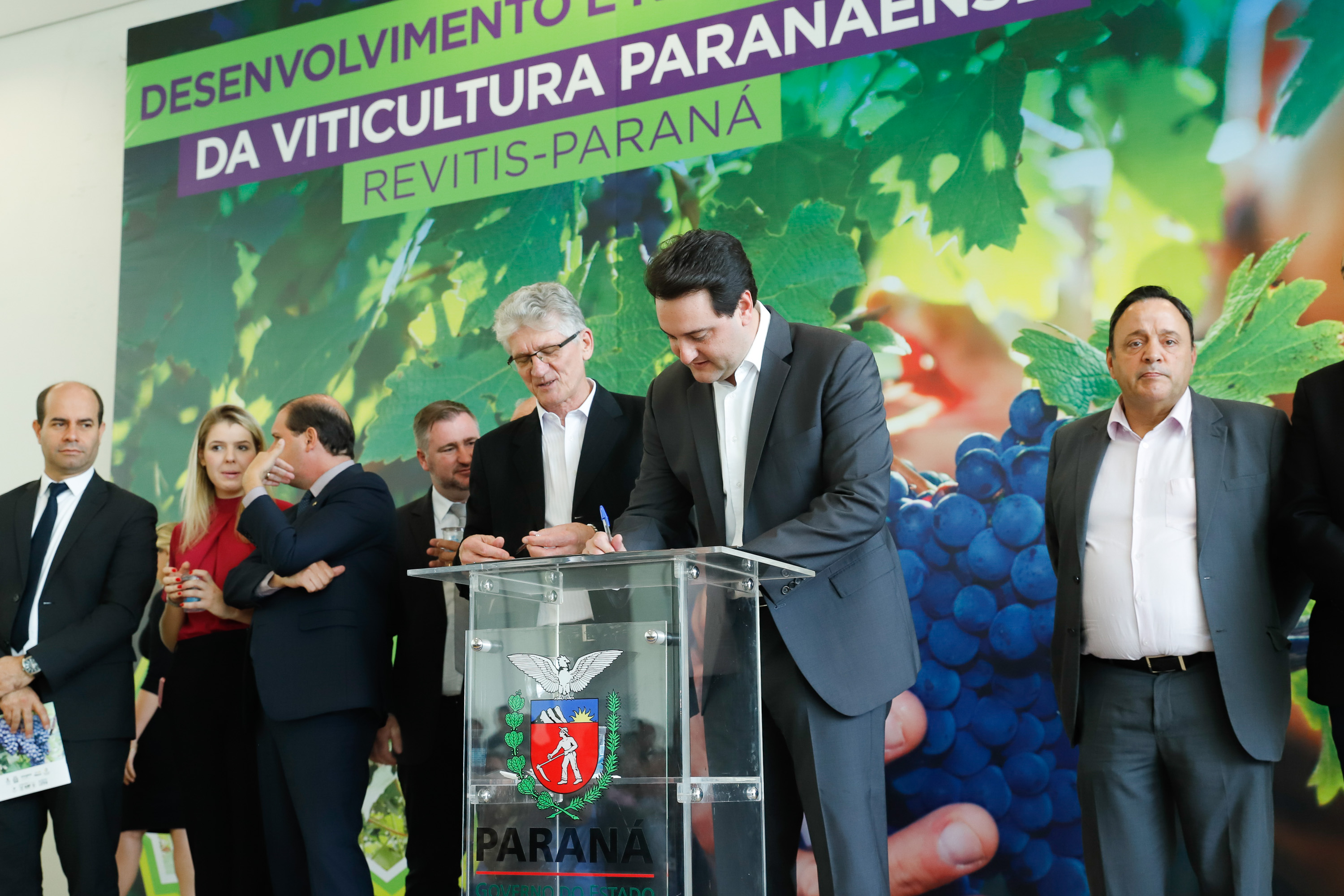 O governador Carlos Massa Ratinho Junior lançou nesta terça-feira (26), no Palácio Iguaçu, o programa Revitis, destinado a estimular a produção de uvas no Paraná. Iniciativa inédita no Estado, o programa está apoiado em quatro eixos: incentivo para a produção, reorganização da comercialização, desenvolvimento do turismo e apoio à agroindústria.