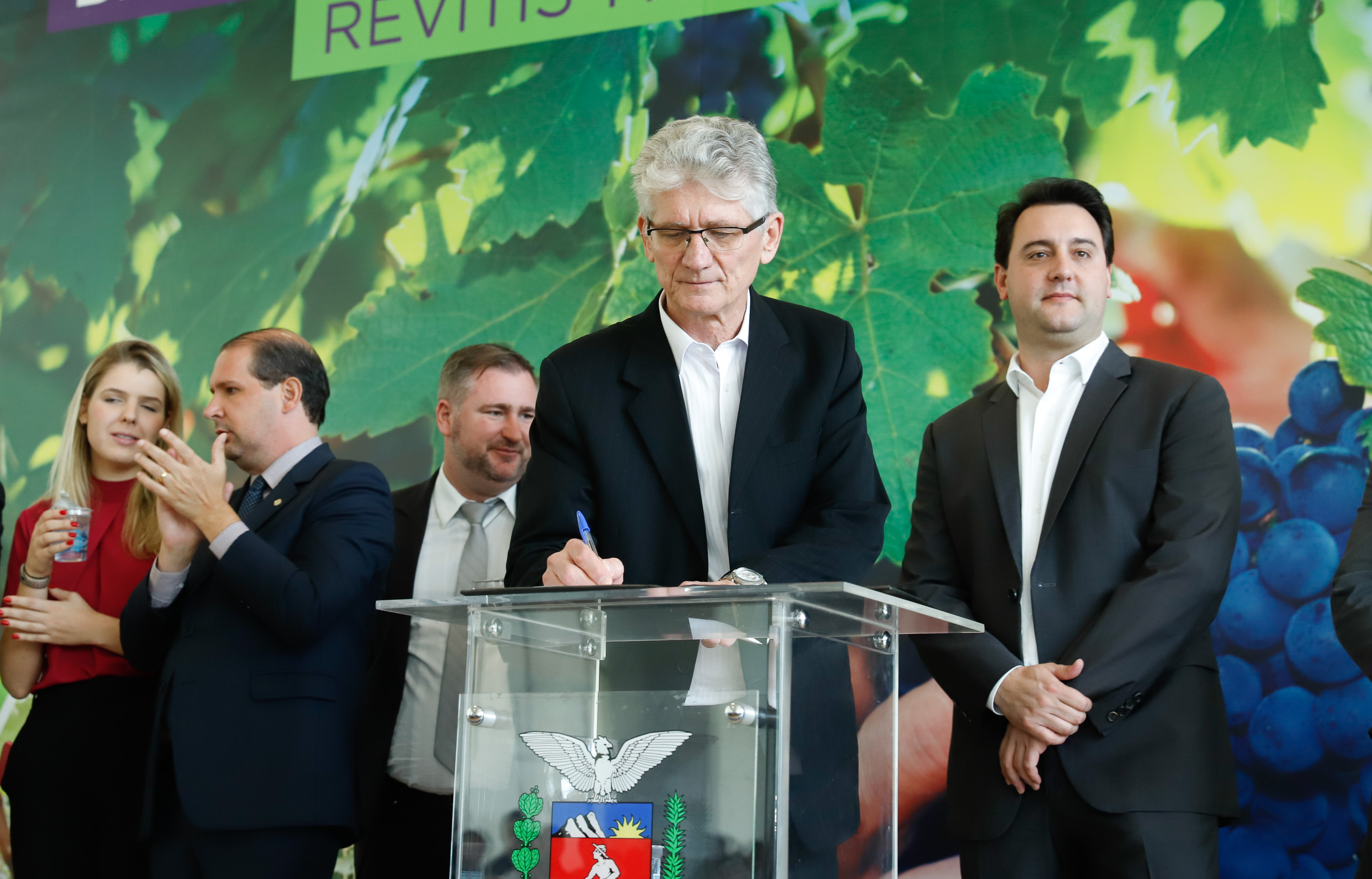 O governador Carlos Massa Ratinho Junior lançou nesta terça-feira (26), no Palácio Iguaçu, o programa Revitis, destinado a estimular a produção de uvas no Paraná. Iniciativa inédita no Estado, o programa está apoiado em quatro eixos: incentivo para a produção, reorganização da comercialização, desenvolvimento do turismo e apoio à agroindústria.