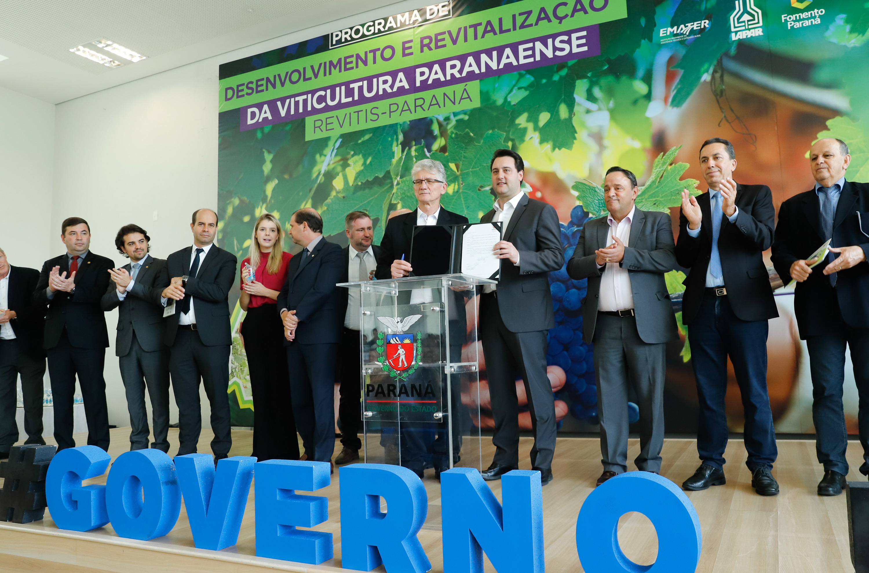 O governador Carlos Massa Ratinho Junior lançou nesta terça-feira (26), no Palácio Iguaçu, o programa Revitis, destinado a estimular a produção de uvas no Paraná. Iniciativa inédita no Estado, o programa está apoiado em quatro eixos: incentivo para a produção, reorganização da comercialização, desenvolvimento do turismo e apoio à agroindústria.