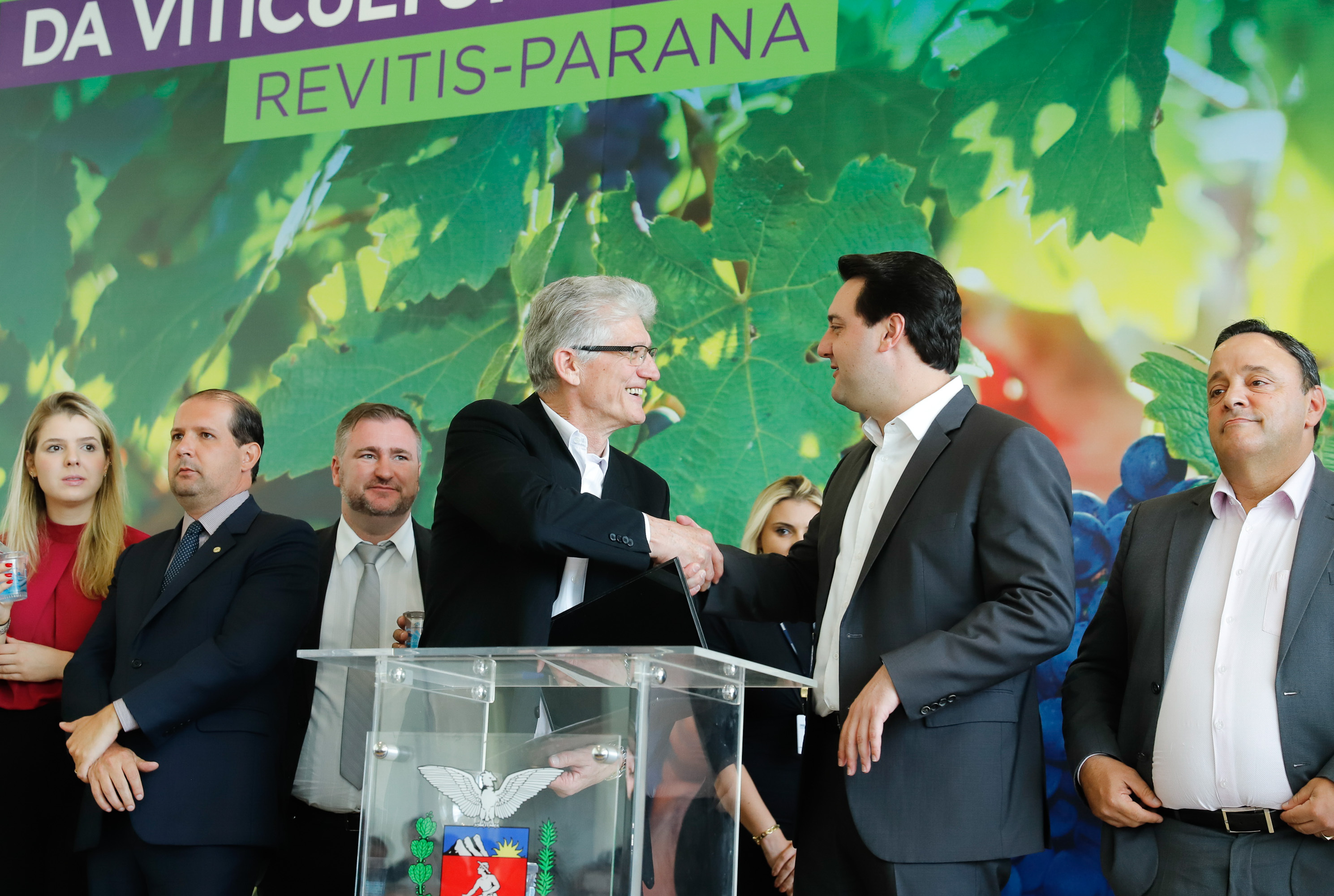 O governador Carlos Massa Ratinho Junior lançou nesta terça-feira (26), no Palácio Iguaçu, o programa Revitis, destinado a estimular a produção de uvas no Paraná. Iniciativa inédita no Estado, o programa está apoiado em quatro eixos: incentivo para a produção, reorganização da comercialização, desenvolvimento do turismo e apoio à agroindústria.