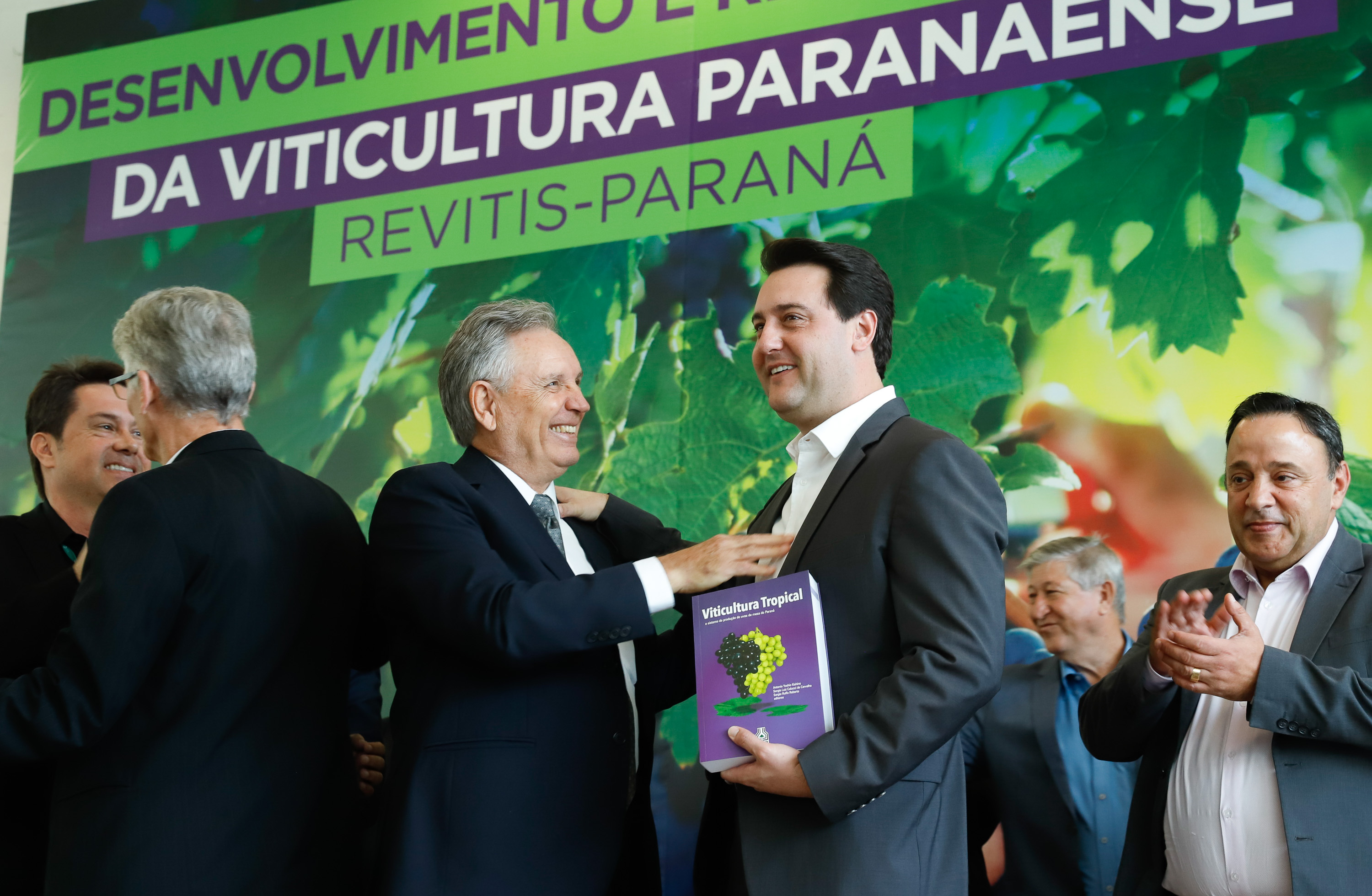 O governador Carlos Massa Ratinho Junior lançou nesta terça-feira (26), no Palácio Iguaçu, o programa Revitis, destinado a estimular a produção de uvas no Paraná. Iniciativa inédita no Estado, o programa está apoiado em quatro eixos: incentivo para a produção, reorganização da comercialização, desenvolvimento do turismo e apoio à agroindústria.