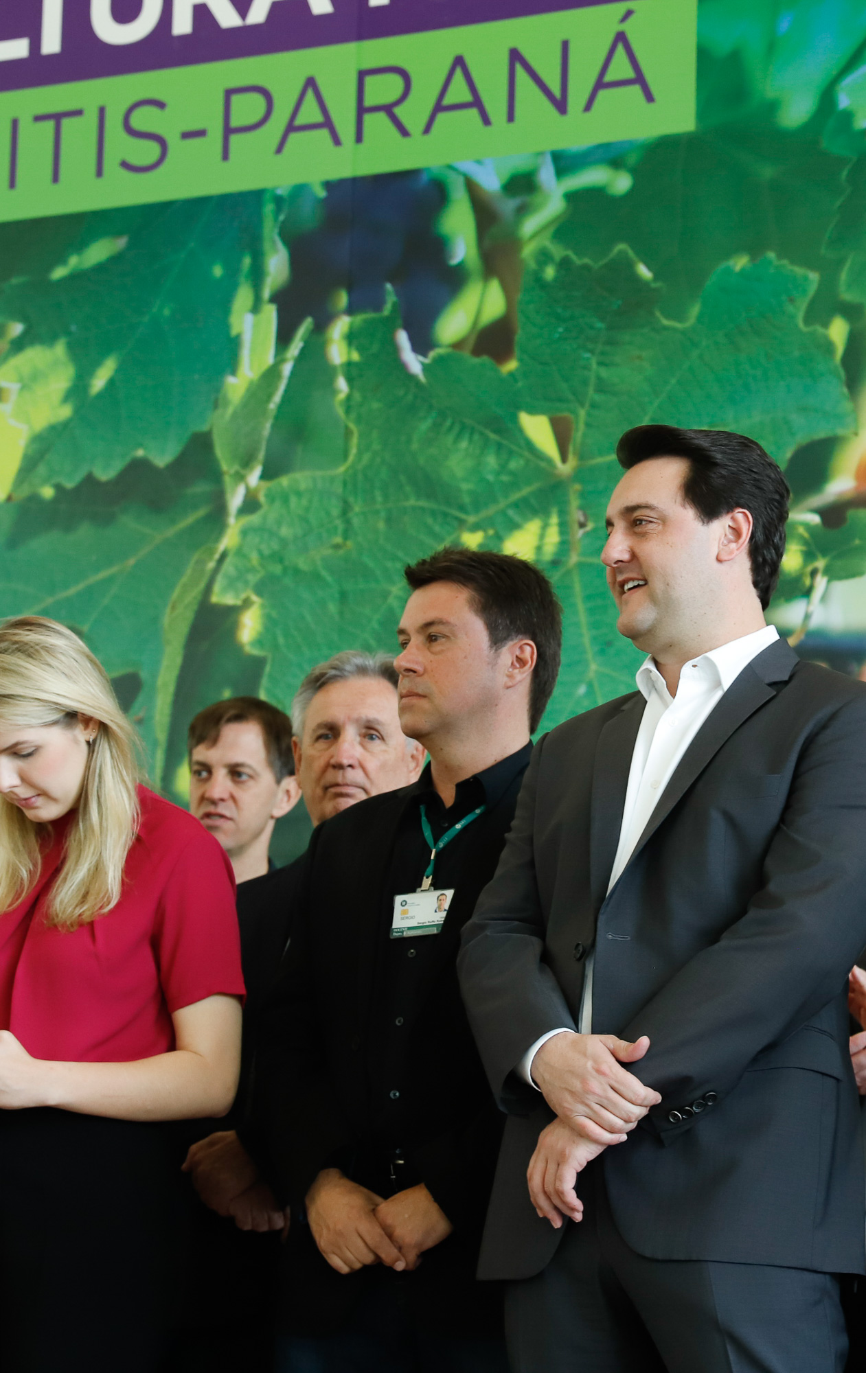 O governador Carlos Massa Ratinho Junior lançou nesta terça-feira (26), no Palácio Iguaçu, o programa Revitis, destinado a estimular a produção de uvas no Paraná. Iniciativa inédita no Estado, o programa está apoiado em quatro eixos: incentivo para a produção, reorganização da comercialização, desenvolvimento do turismo e apoio à agroindústria.