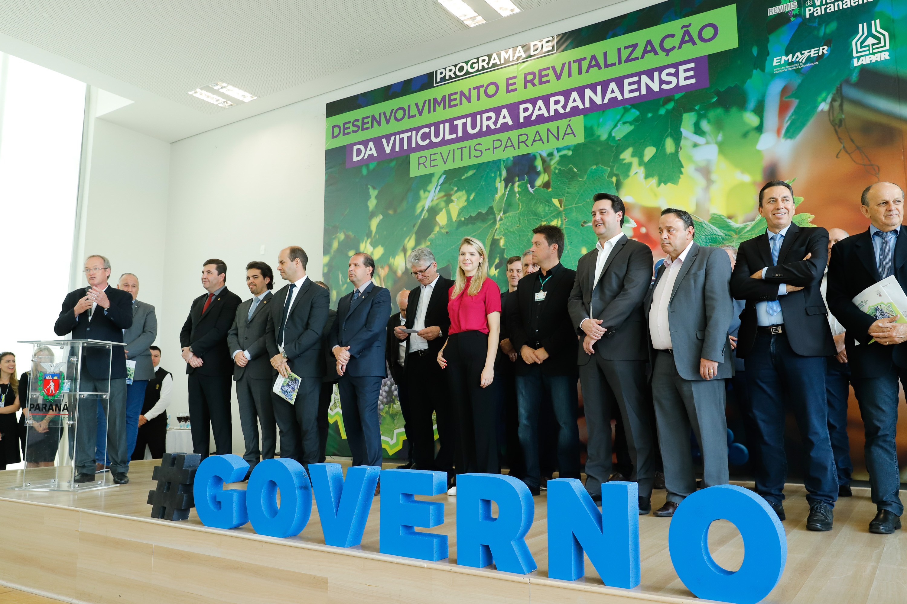 O governador Carlos Massa Ratinho Junior lançou nesta terça-feira (26), no Palácio Iguaçu, o programa Revitis, destinado a estimular a produção de uvas no Paraná. Iniciativa inédita no Estado, o programa está apoiado em quatro eixos: incentivo para a produção, reorganização da comercialização, desenvolvimento do turismo e apoio à agroindústria.