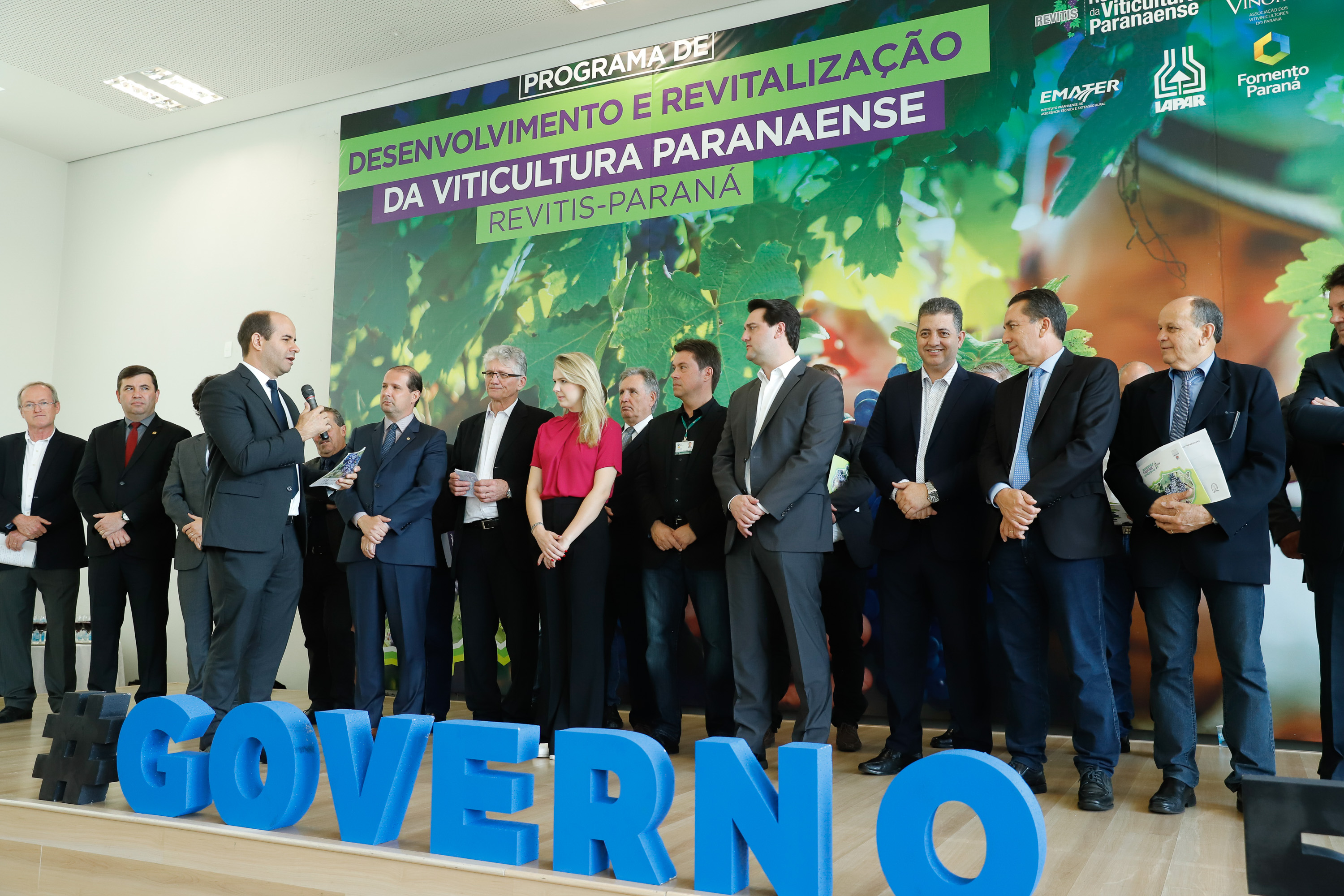 O governador Carlos Massa Ratinho Junior lançou nesta terça-feira (26), no Palácio Iguaçu, o programa Revitis, destinado a estimular a produção de uvas no Paraná. Iniciativa inédita no Estado, o programa está apoiado em quatro eixos: incentivo para a produção, reorganização da comercialização, desenvolvimento do turismo e apoio à agroindústria.