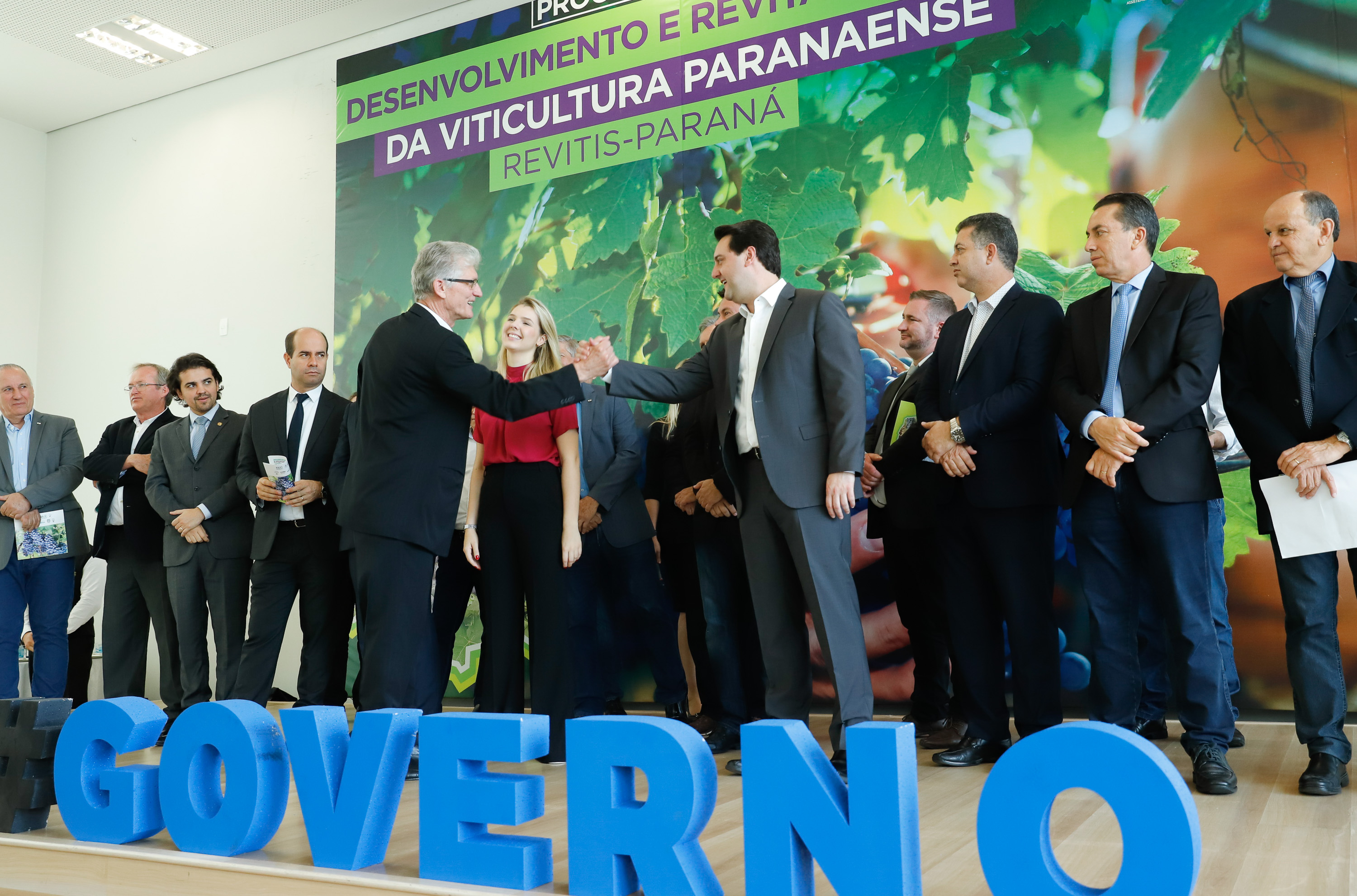 O governador Carlos Massa Ratinho Junior lançou nesta terça-feira (26), no Palácio Iguaçu, o programa Revitis, destinado a estimular a produção de uvas no Paraná. Iniciativa inédita no Estado, o programa está apoiado em quatro eixos: incentivo para a produção, reorganização da comercialização, desenvolvimento do turismo e apoio à agroindústria.