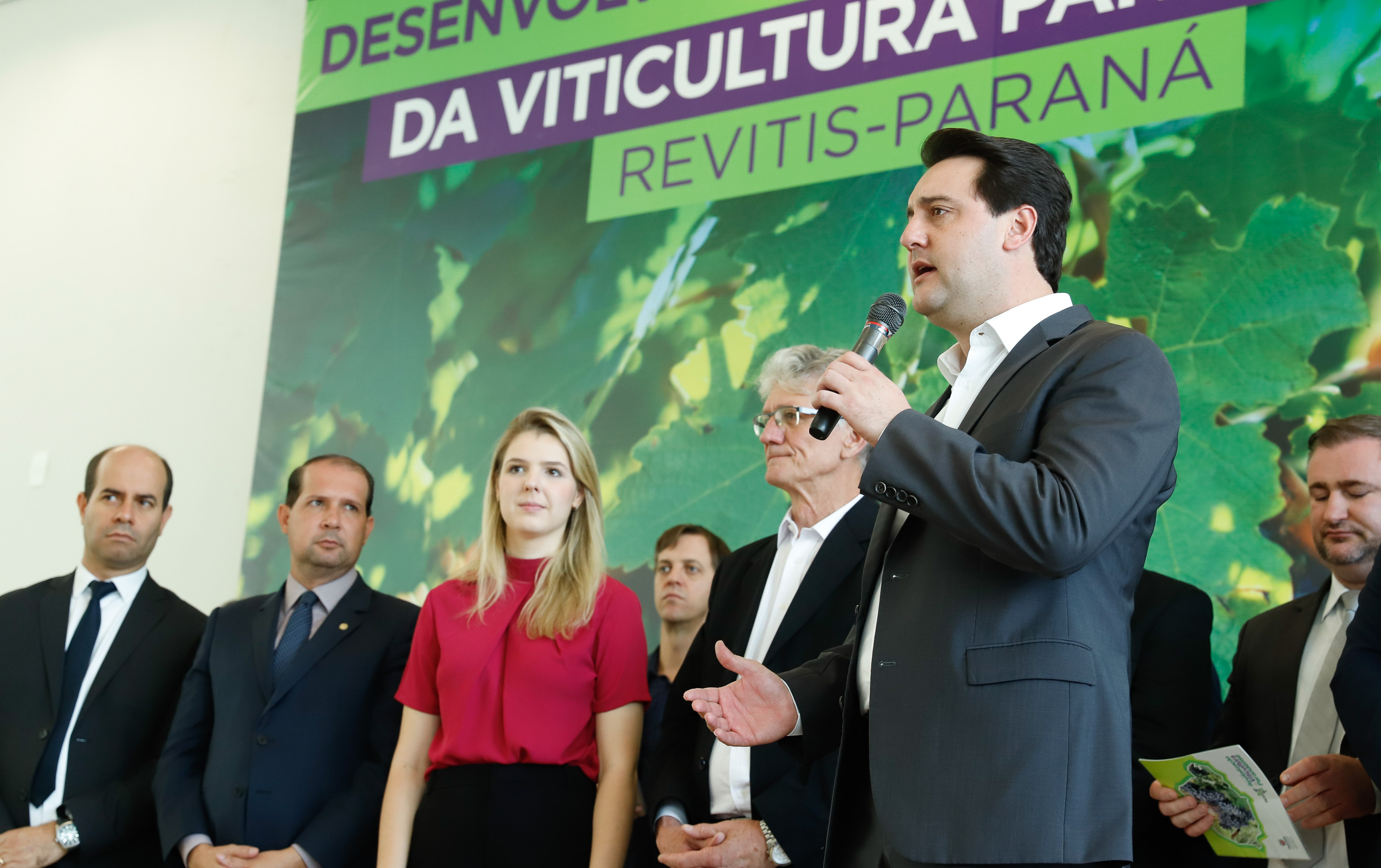 O governador Carlos Massa Ratinho Junior lançou nesta terça-feira (26), no Palácio Iguaçu, o programa Revitis, destinado a estimular a produção de uvas no Paraná. Iniciativa inédita no Estado, o programa está apoiado em quatro eixos: incentivo para a produção, reorganização da comercialização, desenvolvimento do turismo e apoio à agroindústria.