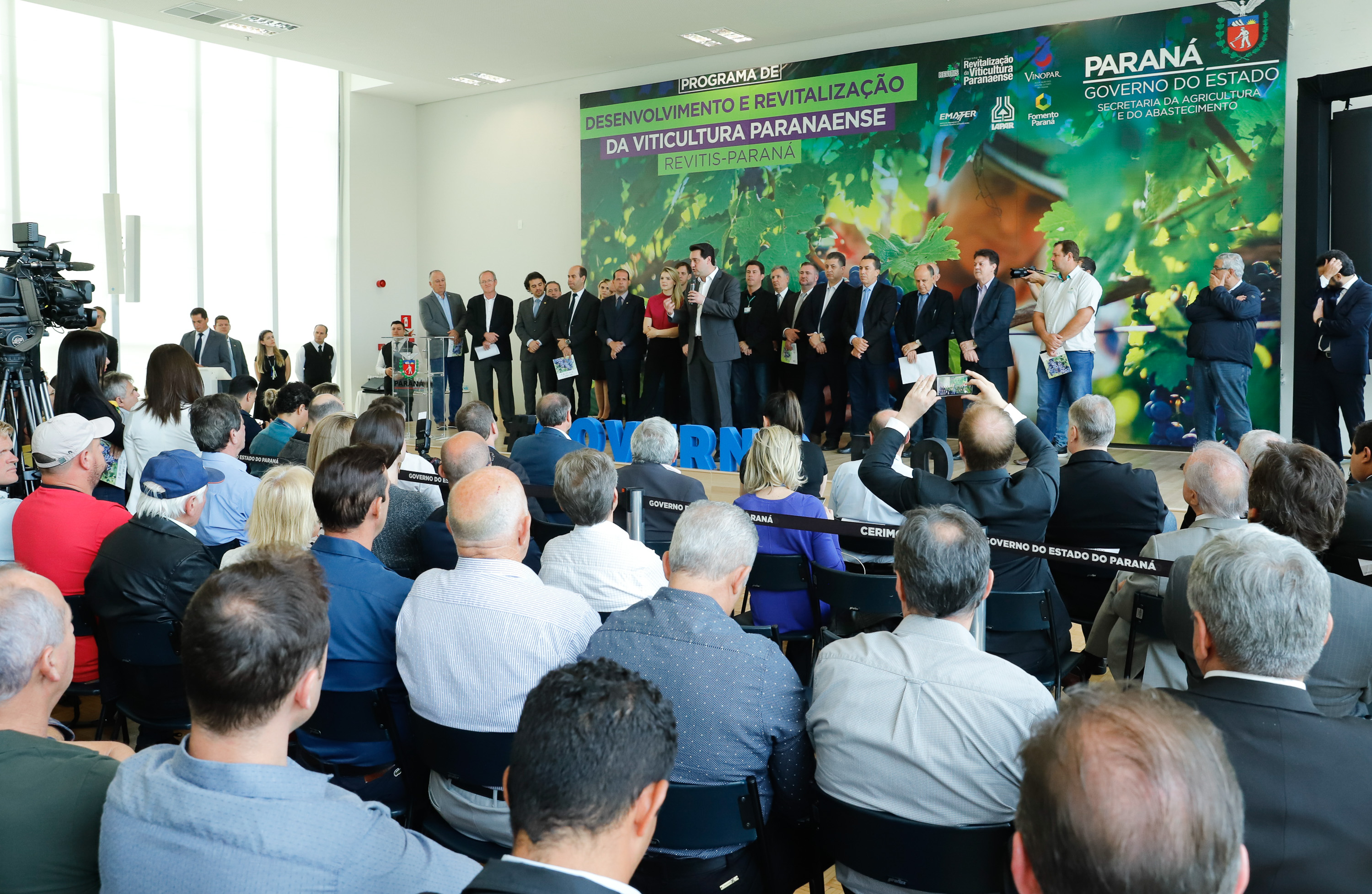 O governador Carlos Massa Ratinho Junior lançou nesta terça-feira (26), no Palácio Iguaçu, o programa Revitis, destinado a estimular a produção de uvas no Paraná. Iniciativa inédita no Estado, o programa está apoiado em quatro eixos: incentivo para a produção, reorganização da comercialização, desenvolvimento do turismo e apoio à agroindústria.