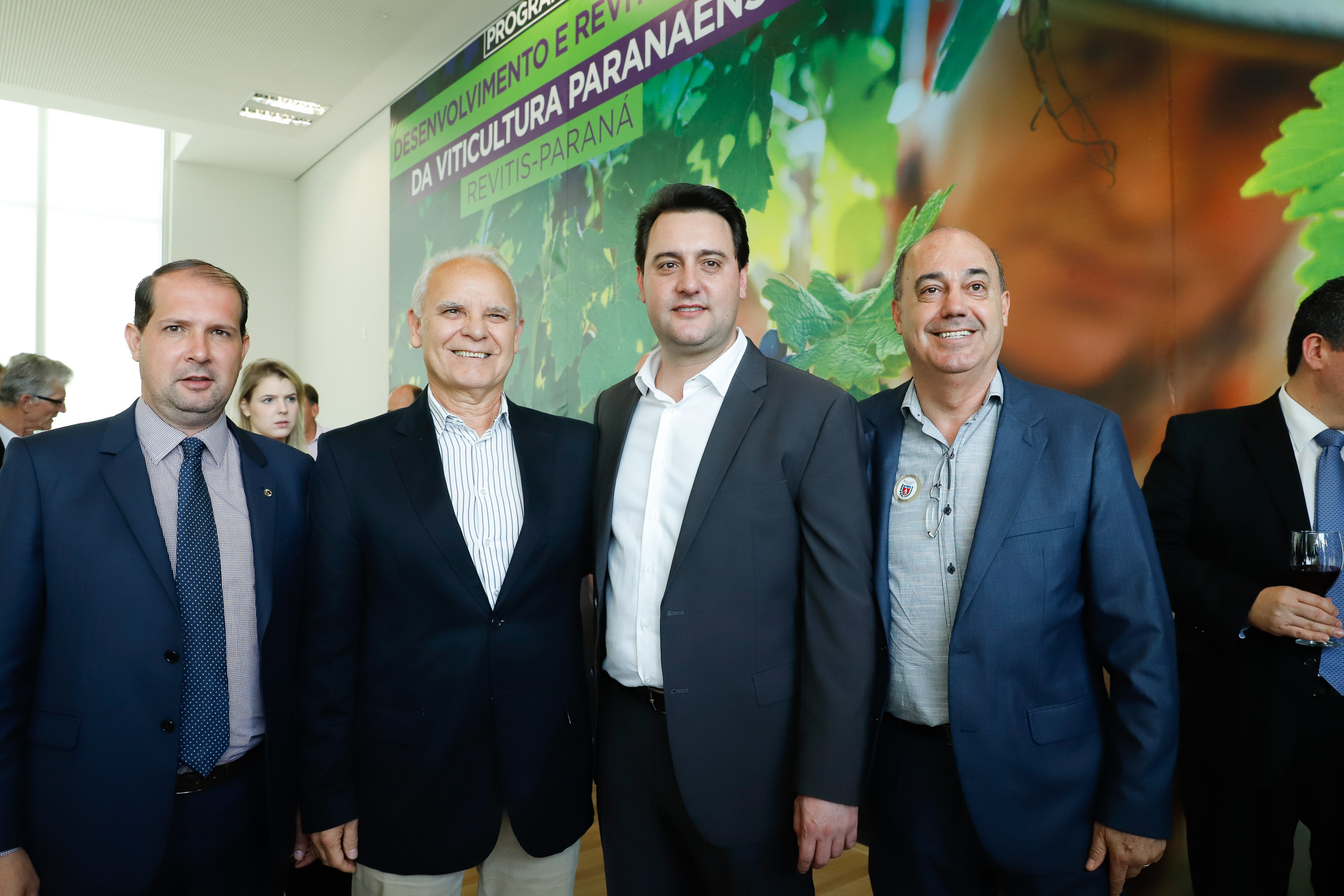 O governador Carlos Massa Ratinho Junior lançou nesta terça-feira (26), no Palácio Iguaçu, o programa Revitis, destinado a estimular a produção de uvas no Paraná. Iniciativa inédita no Estado, o programa está apoiado em quatro eixos: incentivo para a produção, reorganização da comercialização, desenvolvimento do turismo e apoio à agroindústria.