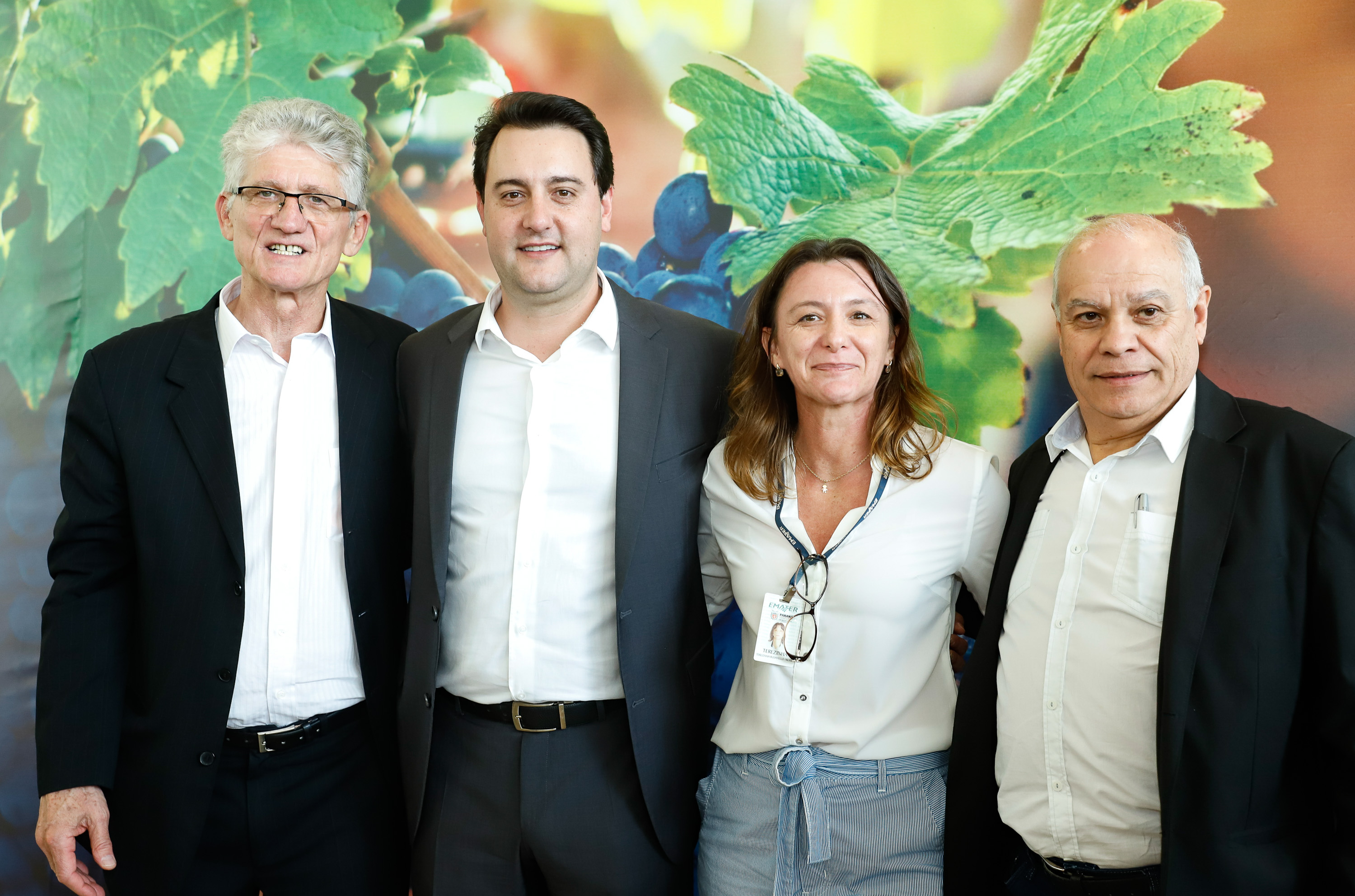 O governador Carlos Massa Ratinho Junior lançou nesta terça-feira (26), no Palácio Iguaçu, o programa Revitis, destinado a estimular a produção de uvas no Paraná. Iniciativa inédita no Estado, o programa está apoiado em quatro eixos: incentivo para a produção, reorganização da comercialização, desenvolvimento do turismo e apoio à agroindústria.