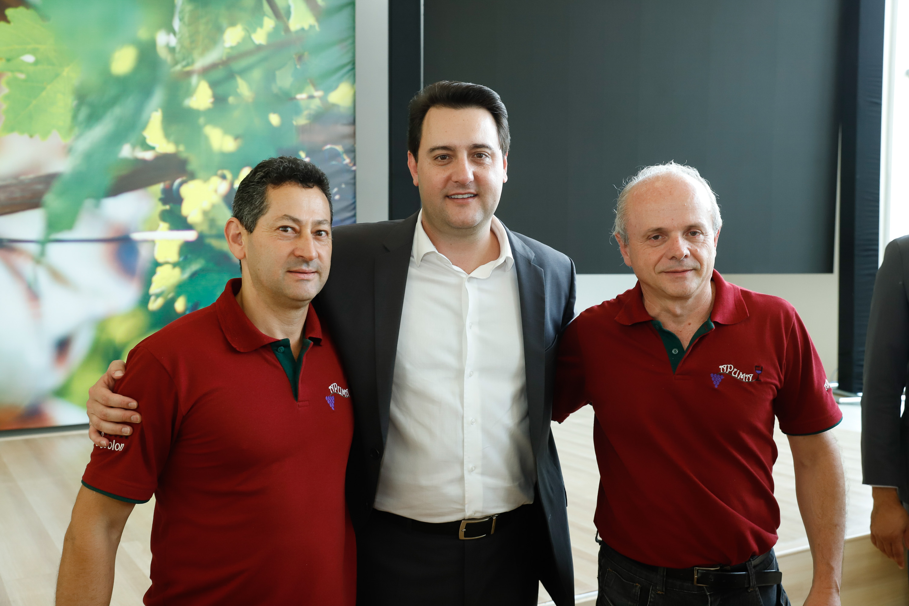O governador Carlos Massa Ratinho Junior lançou nesta terça-feira (26), no Palácio Iguaçu, o programa Revitis, destinado a estimular a produção de uvas no Paraná. Iniciativa inédita no Estado, o programa está apoiado em quatro eixos: incentivo para a produção, reorganização da comercialização, desenvolvimento do turismo e apoio à agroindústria.