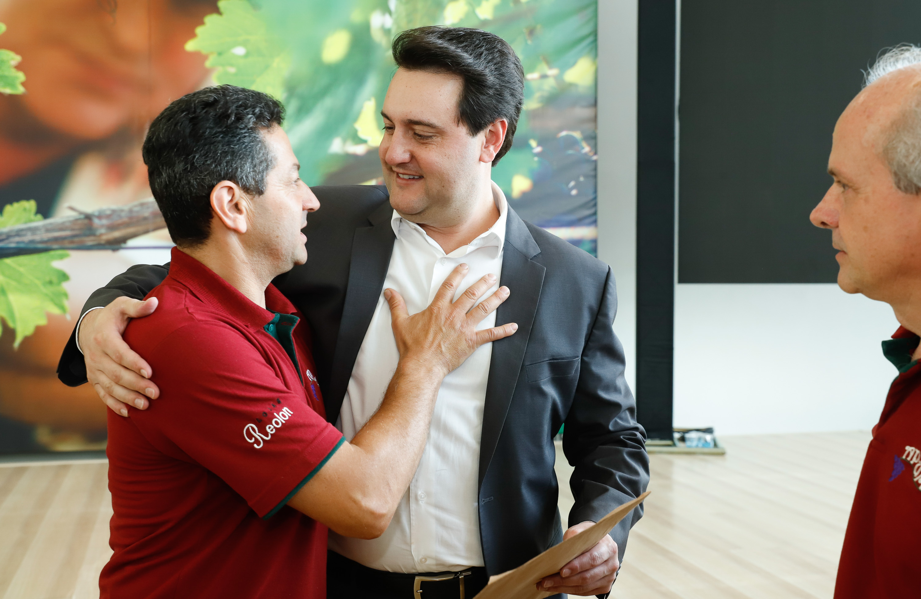 O governador Carlos Massa Ratinho Junior lançou nesta terça-feira (26), no Palácio Iguaçu, o programa Revitis, destinado a estimular a produção de uvas no Paraná. Iniciativa inédita no Estado, o programa está apoiado em quatro eixos: incentivo para a produção, reorganização da comercialização, desenvolvimento do turismo e apoio à agroindústria.