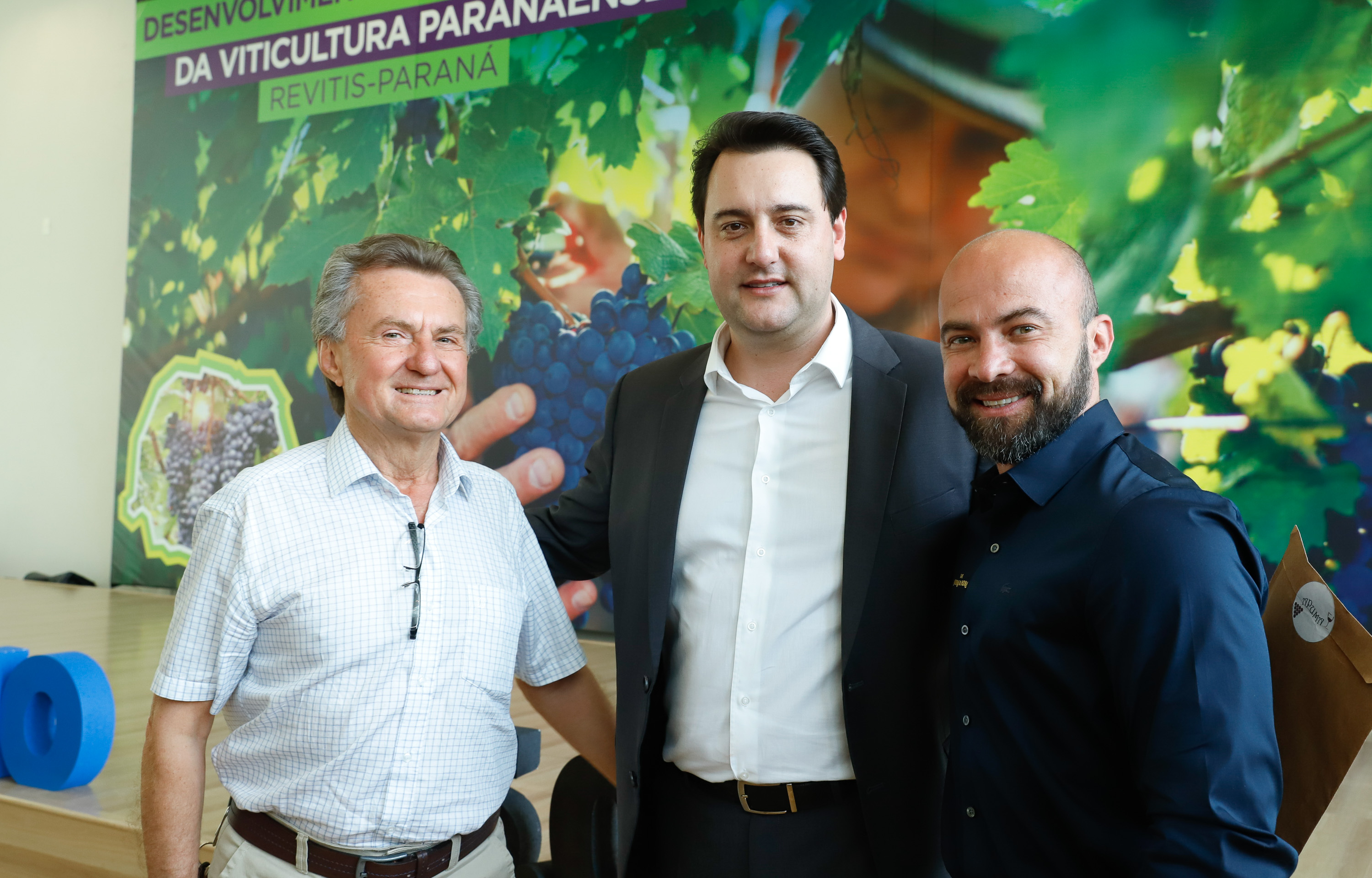 O governador Carlos Massa Ratinho Junior lançou nesta terça-feira (26), no Palácio Iguaçu, o programa Revitis, destinado a estimular a produção de uvas no Paraná. Iniciativa inédita no Estado, o programa está apoiado em quatro eixos: incentivo para a produção, reorganização da comercialização, desenvolvimento do turismo e apoio à agroindústria.