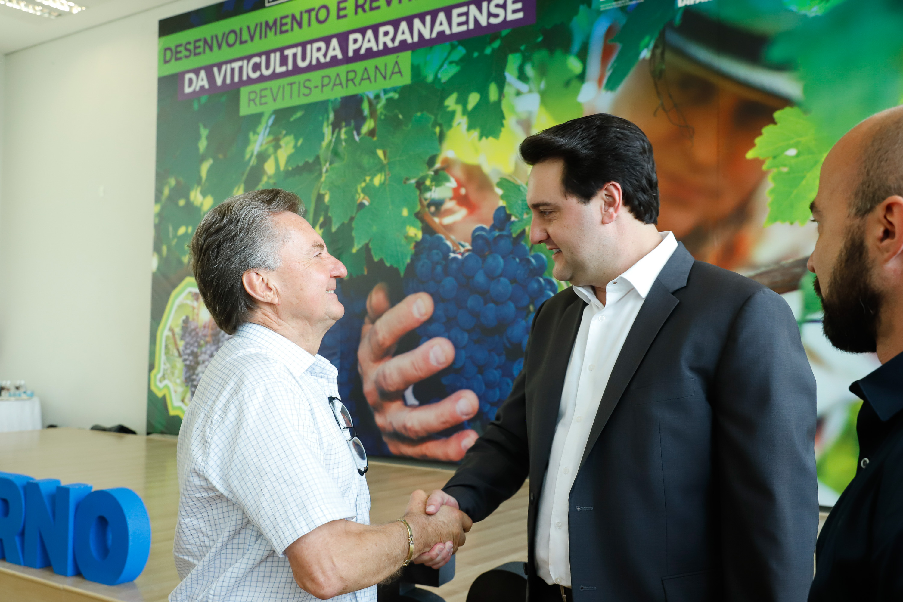 O governador Carlos Massa Ratinho Junior lançou nesta terça-feira (26), no Palácio Iguaçu, o programa Revitis, destinado a estimular a produção de uvas no Paraná. Iniciativa inédita no Estado, o programa está apoiado em quatro eixos: incentivo para a produção, reorganização da comercialização, desenvolvimento do turismo e apoio à agroindústria.