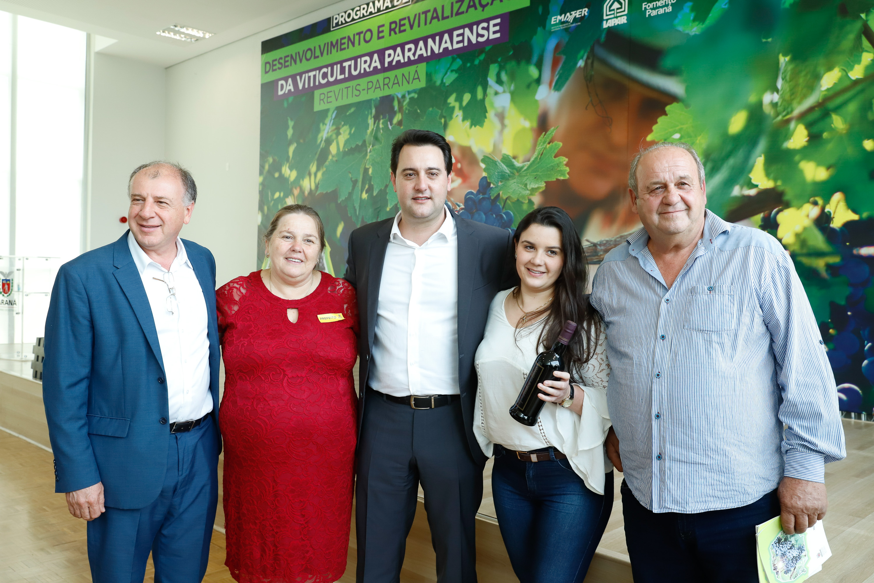 O governador Carlos Massa Ratinho Junior lançou nesta terça-feira (26), no Palácio Iguaçu, o programa Revitis, destinado a estimular a produção de uvas no Paraná. Iniciativa inédita no Estado, o programa está apoiado em quatro eixos: incentivo para a produção, reorganização da comercialização, desenvolvimento do turismo e apoio à agroindústria.