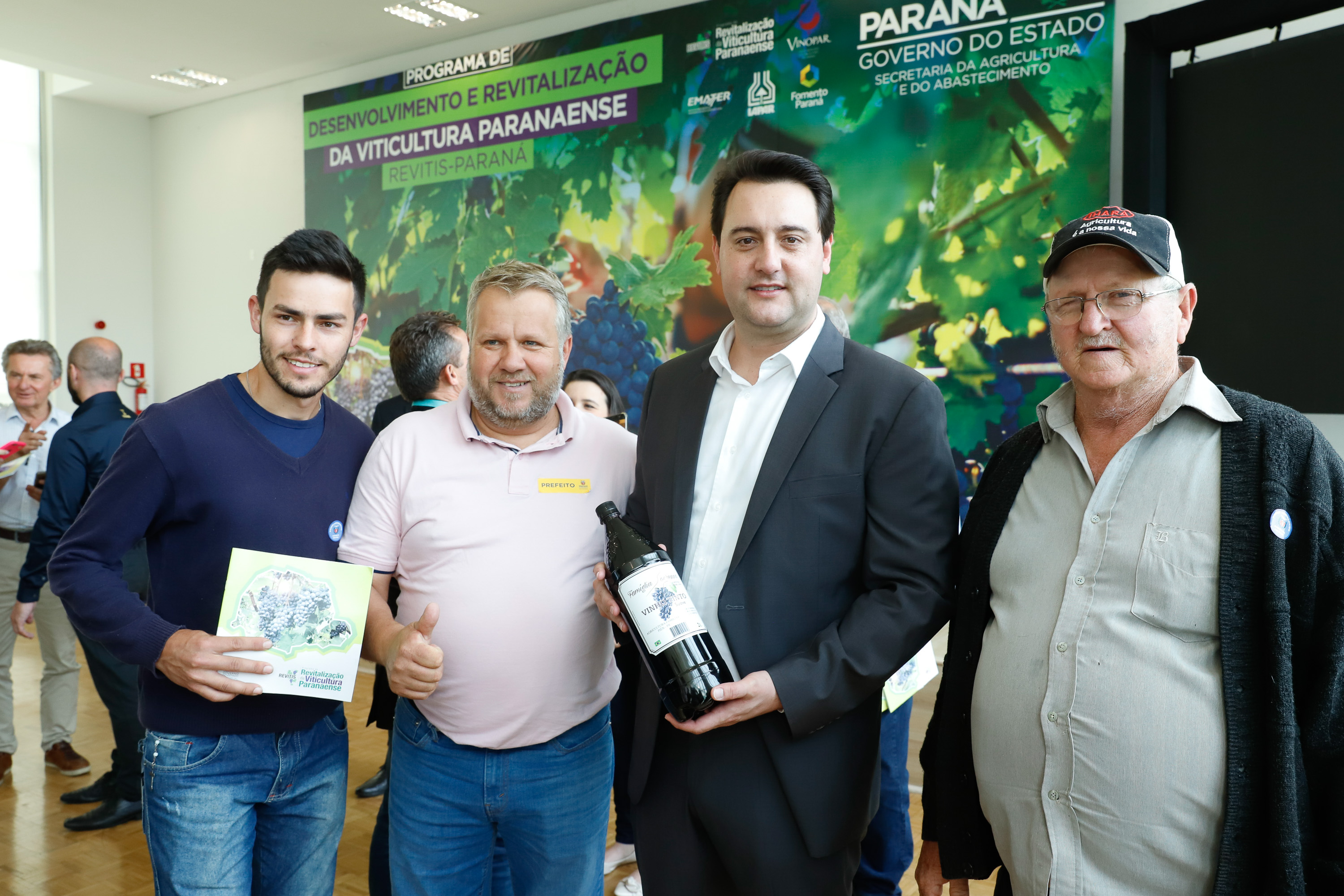 O governador Carlos Massa Ratinho Junior lançou nesta terça-feira (26), no Palácio Iguaçu, o programa Revitis, destinado a estimular a produção de uvas no Paraná. Iniciativa inédita no Estado, o programa está apoiado em quatro eixos: incentivo para a produção, reorganização da comercialização, desenvolvimento do turismo e apoio à agroindústria.