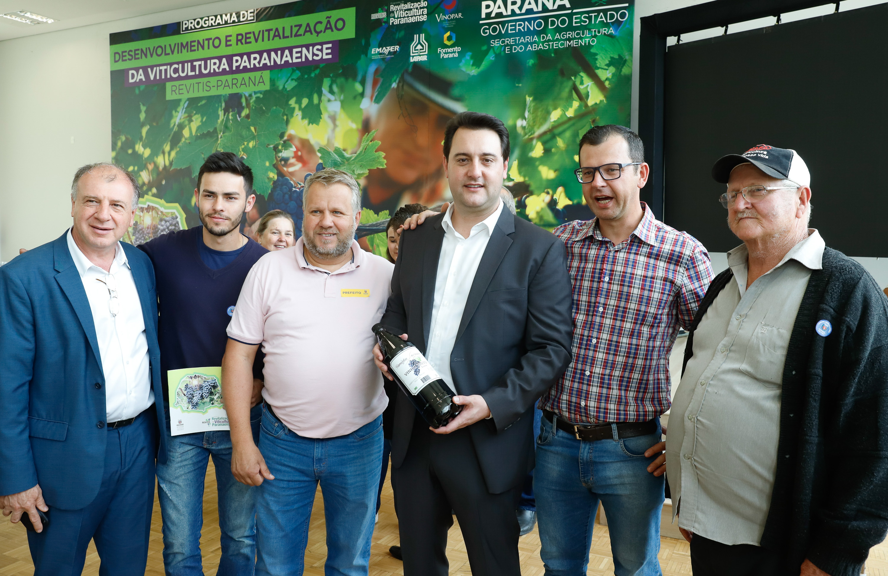 O governador Carlos Massa Ratinho Junior lançou nesta terça-feira (26), no Palácio Iguaçu, o programa Revitis, destinado a estimular a produção de uvas no Paraná. Iniciativa inédita no Estado, o programa está apoiado em quatro eixos: incentivo para a produção, reorganização da comercialização, desenvolvimento do turismo e apoio à agroindústria.