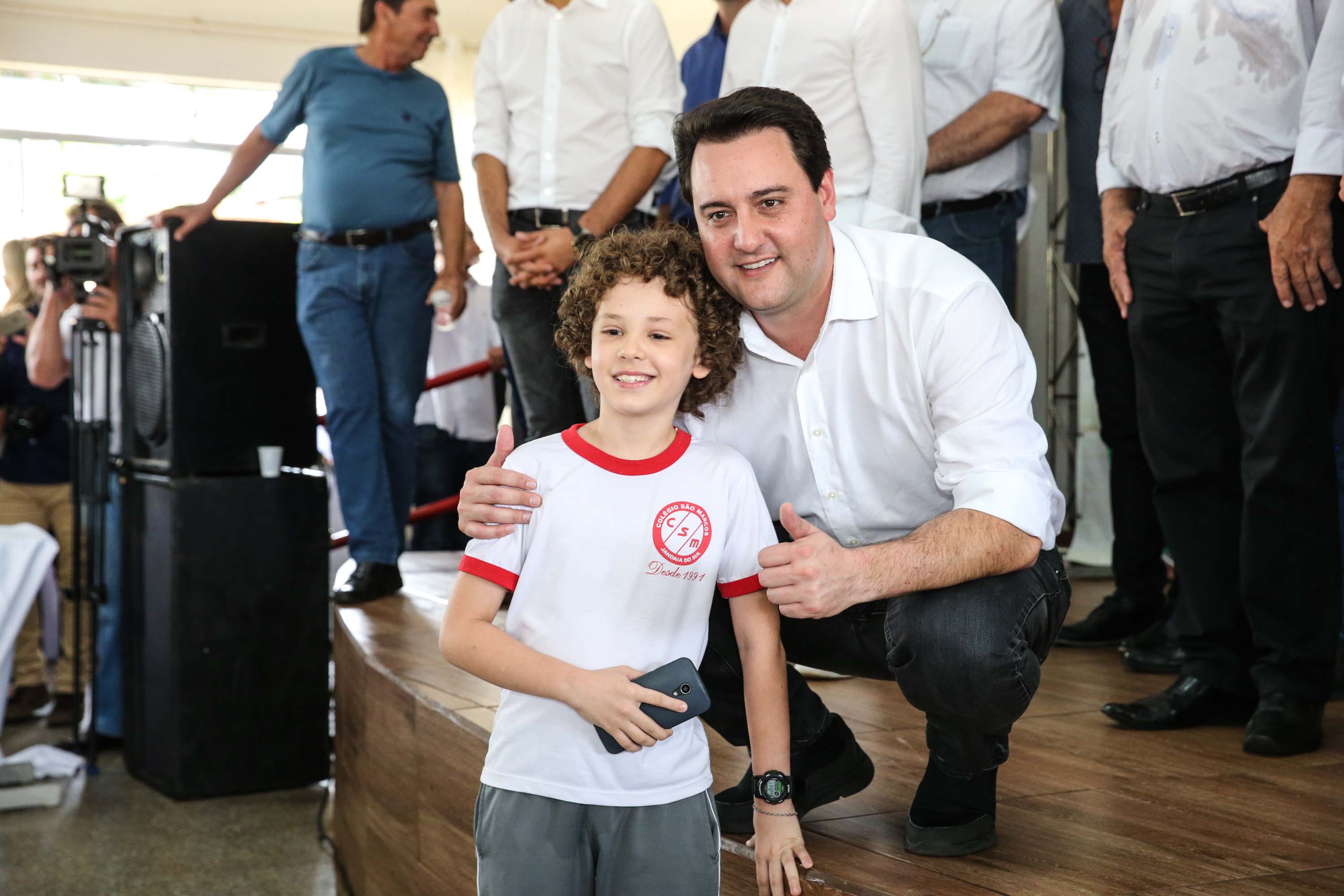 O Governador Carlos Massa Ratinho Júnior lança nesta quinta-feira (28), o Programa Vida Nova Paraná em Jandaia do Sul. E também anuncia recursos e ações nas áreas da saúde, desenvolvimento urbano e sinalização viária, além de entrega de ambulância e de viatura para a Polícia Militar.Jandaia do Sul, 28/11/2019 - Foto: Geraldo Bubniak/AEN