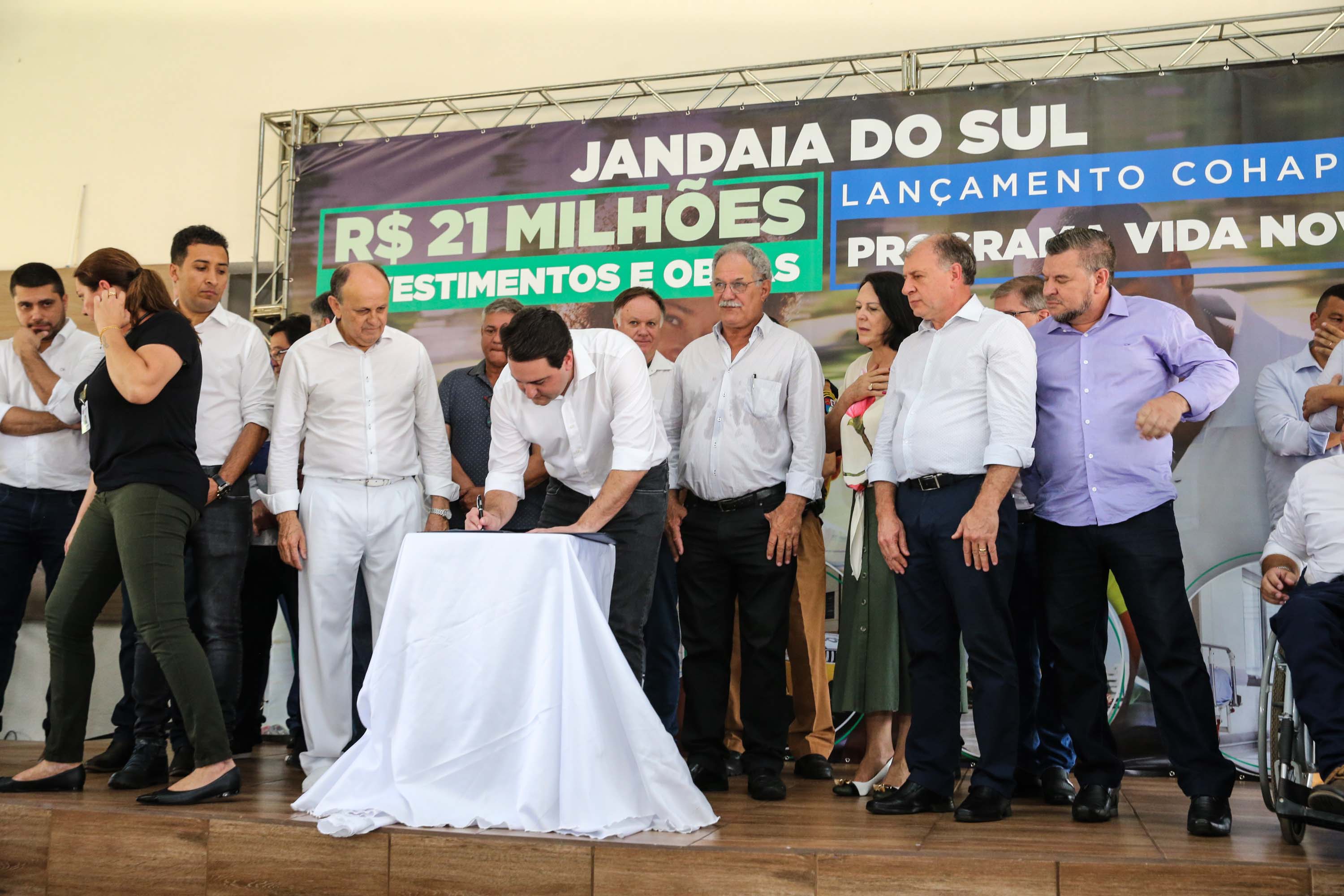 O Governador Carlos Massa Ratinho Júnior lança nesta quinta-feira (28), o Programa Vida Nova Paraná em Jandaia do Sul. E também anuncia recursos e ações nas áreas da saúde, desenvolvimento urbano e sinalização viária, além de entrega de ambulância e de viatura para a Polícia Militar.Jandaia do Sul, 28/11/2019 - Foto: Geraldo Bubniak/AEN