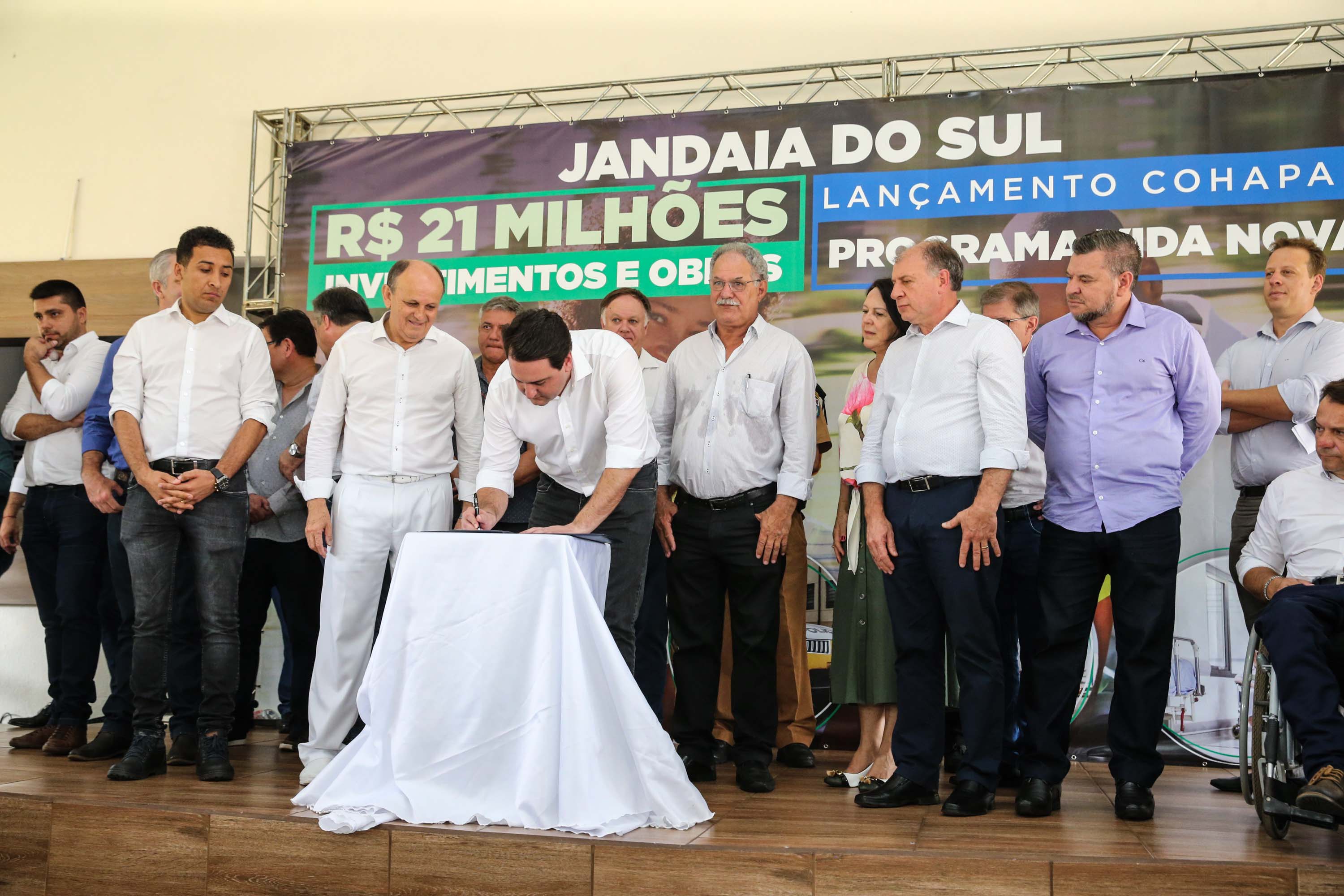 O Governador Carlos Massa Ratinho Júnior lança nesta quinta-feira (28), o Programa Vida Nova Paraná em Jandaia do Sul. E também anuncia recursos e ações nas áreas da saúde, desenvolvimento urbano e sinalização viária, além de entrega de ambulância e de viatura para a Polícia Militar.Jandaia do Sul, 28/11/2019 - Foto: Geraldo Bubniak/AEN