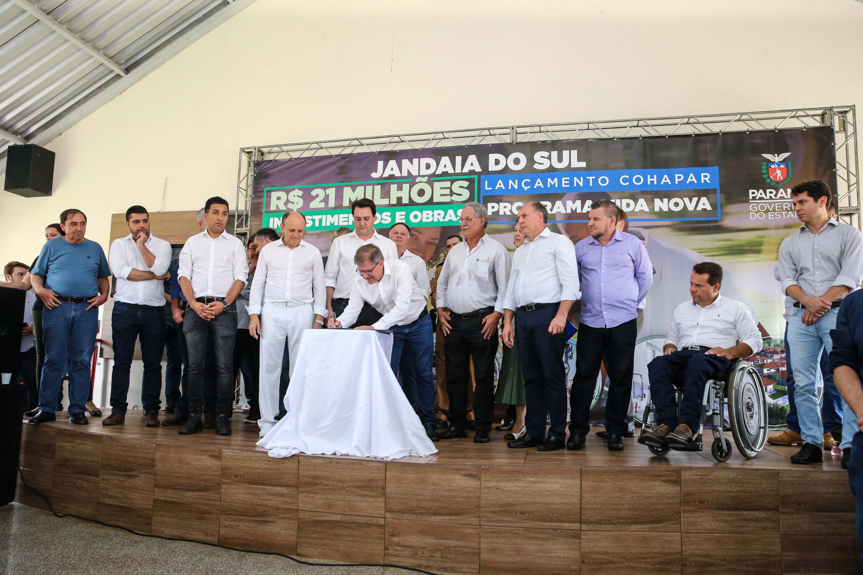 O Governador Carlos Massa Ratinho Júnior lança nesta quinta-feira (28), o Programa Vida Nova Paraná em Jandaia do Sul. E também anuncia recursos e ações nas áreas da saúde, desenvolvimento urbano e sinalização viária, além de entrega de ambulância e de viatura para a Polícia Militar.Jandaia do Sul, 28/11/2019 - Foto: Geraldo Bubniak/AEN