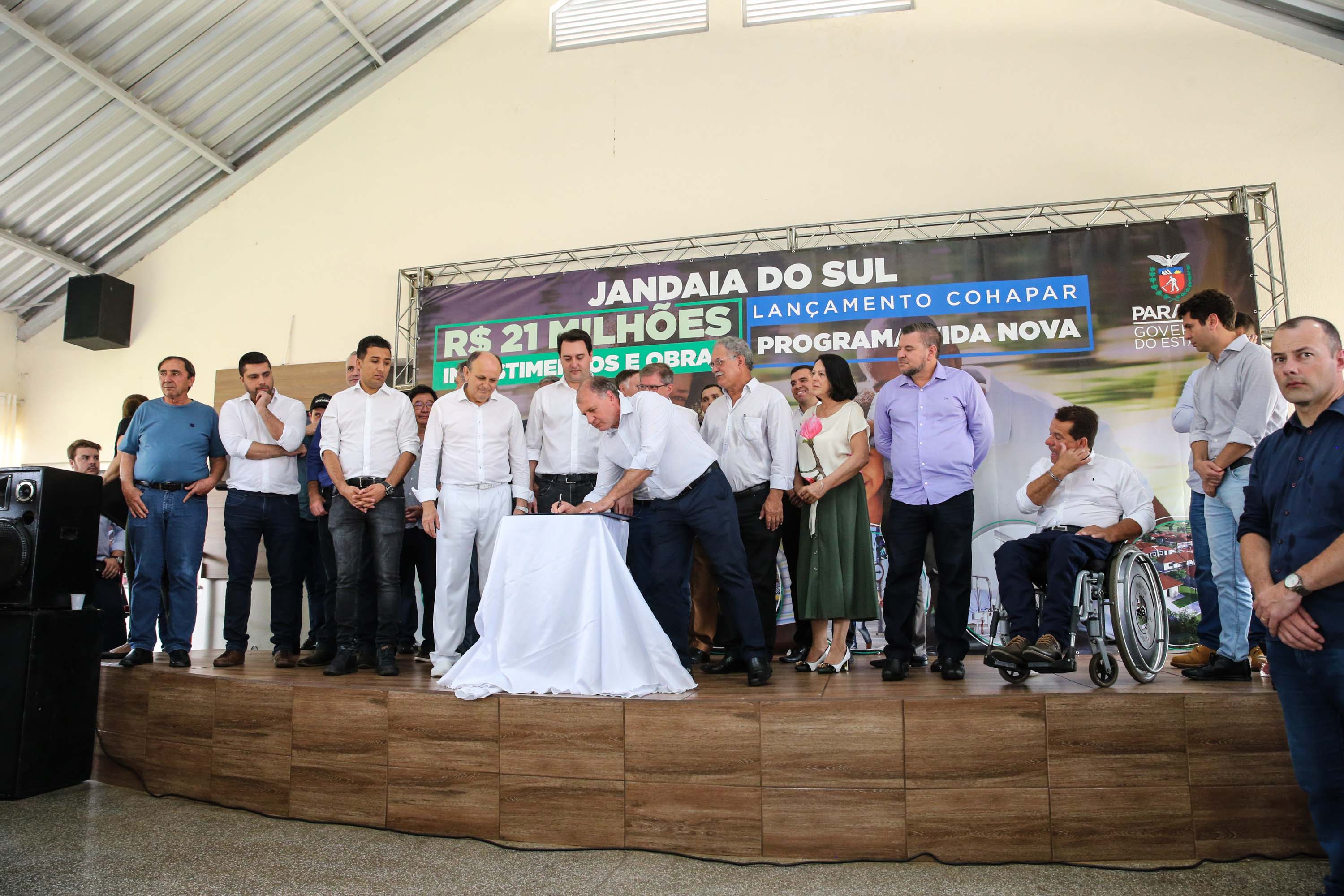 O Governador Carlos Massa Ratinho Júnior lança nesta quinta-feira (28), o Programa Vida Nova Paraná em Jandaia do Sul. E também anuncia recursos e ações nas áreas da saúde, desenvolvimento urbano e sinalização viária, além de entrega de ambulância e de viatura para a Polícia Militar.Jandaia do Sul, 28/11/2019 - Foto: Geraldo Bubniak/AEN