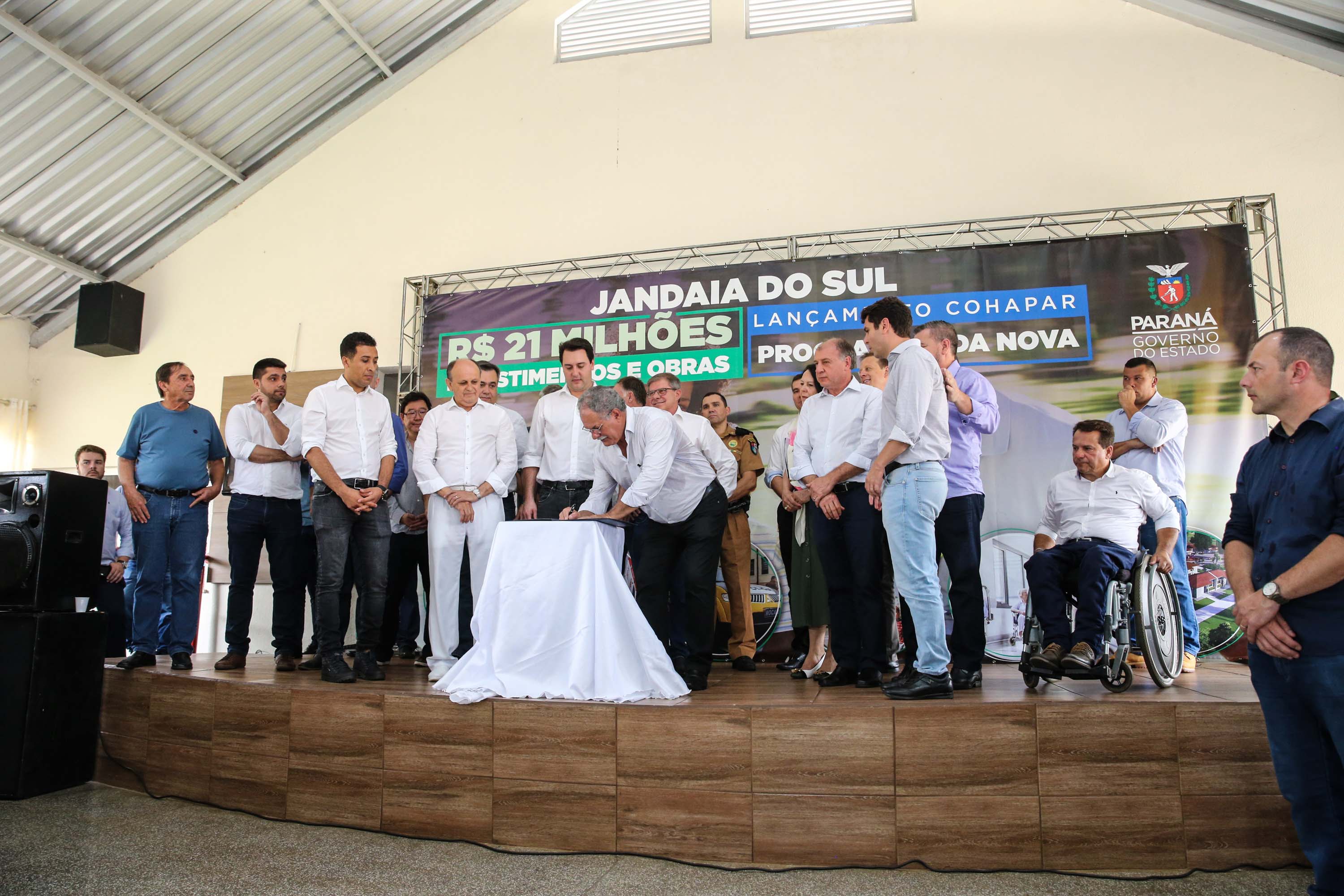 O Governador Carlos Massa Ratinho Júnior lança nesta quinta-feira (28), o Programa Vida Nova Paraná em Jandaia do Sul. E também anuncia recursos e ações nas áreas da saúde, desenvolvimento urbano e sinalização viária, além de entrega de ambulância e de viatura para a Polícia Militar.Jandaia do Sul, 28/11/2019 - Foto: Geraldo Bubniak/AEN