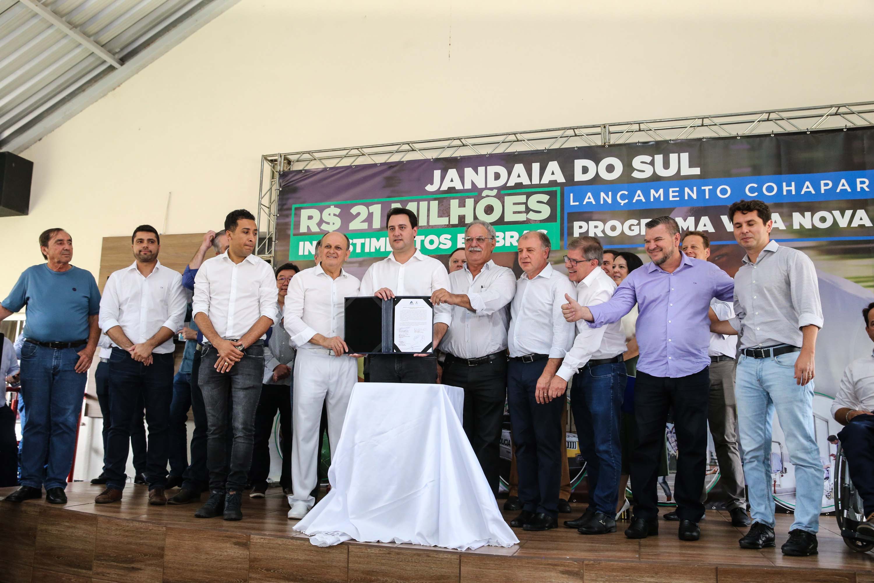 O Governador Carlos Massa Ratinho Júnior lança nesta quinta-feira (28), o Programa Vida Nova Paraná em Jandaia do Sul. E também anuncia recursos e ações nas áreas da saúde, desenvolvimento urbano e sinalização viária, além de entrega de ambulância e de viatura para a Polícia Militar.Jandaia do Sul, 28/11/2019 - Foto: Geraldo Bubniak/AEN