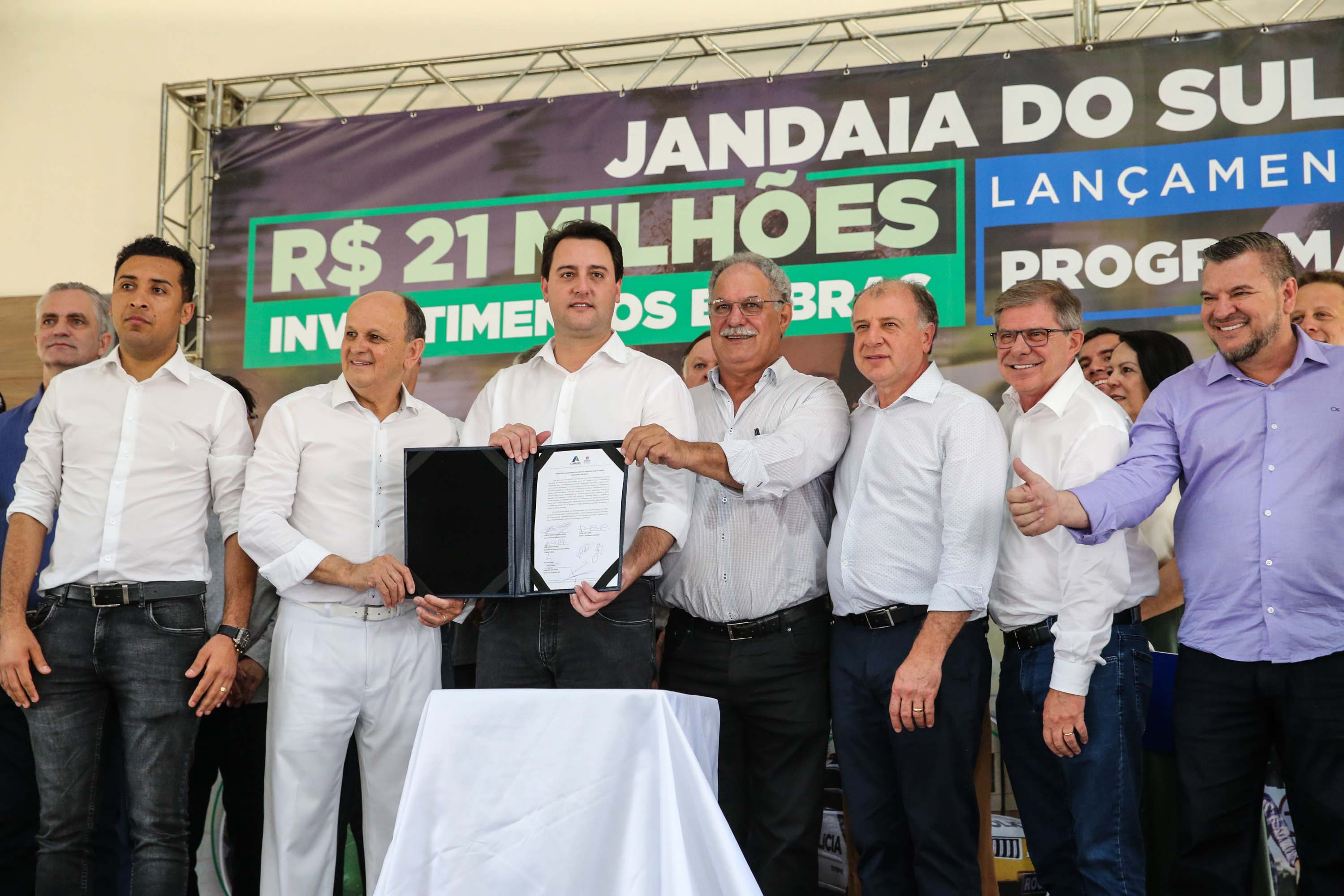 O Governador Carlos Massa Ratinho Júnior lança nesta quinta-feira (28), o Programa Vida Nova Paraná em Jandaia do Sul. E também anuncia recursos e ações nas áreas da saúde, desenvolvimento urbano e sinalização viária, além de entrega de ambulância e de viatura para a Polícia Militar.Jandaia do Sul, 28/11/2019 - Foto: Geraldo Bubniak/AEN
