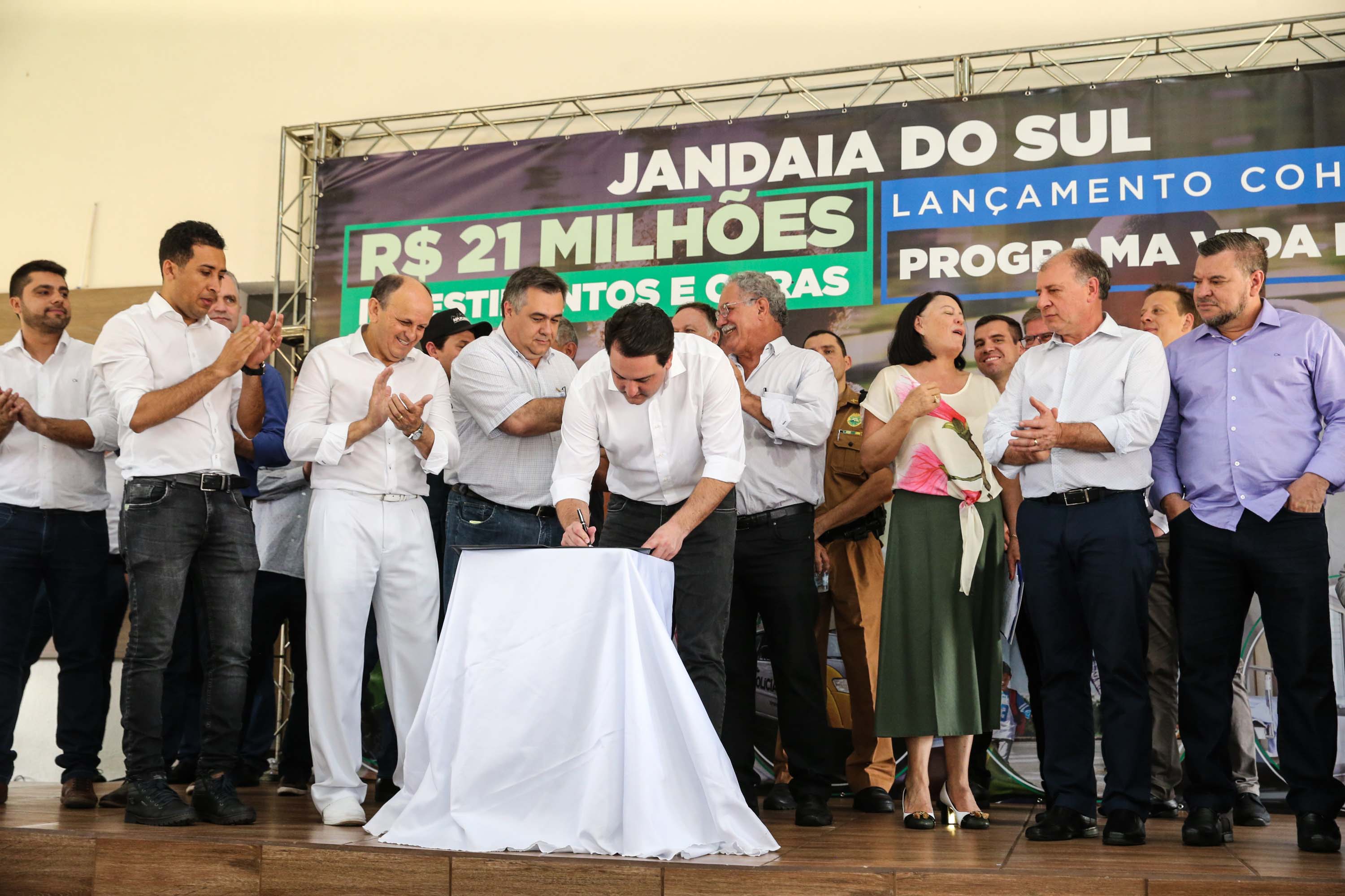 O Governador Carlos Massa Ratinho Júnior lança nesta quinta-feira (28), o Programa Vida Nova Paraná em Jandaia do Sul. E também anuncia recursos e ações nas áreas da saúde, desenvolvimento urbano e sinalização viária, além de entrega de ambulância e de viatura para a Polícia Militar.Jandaia do Sul, 28/11/2019 - Foto: Geraldo Bubniak/AEN