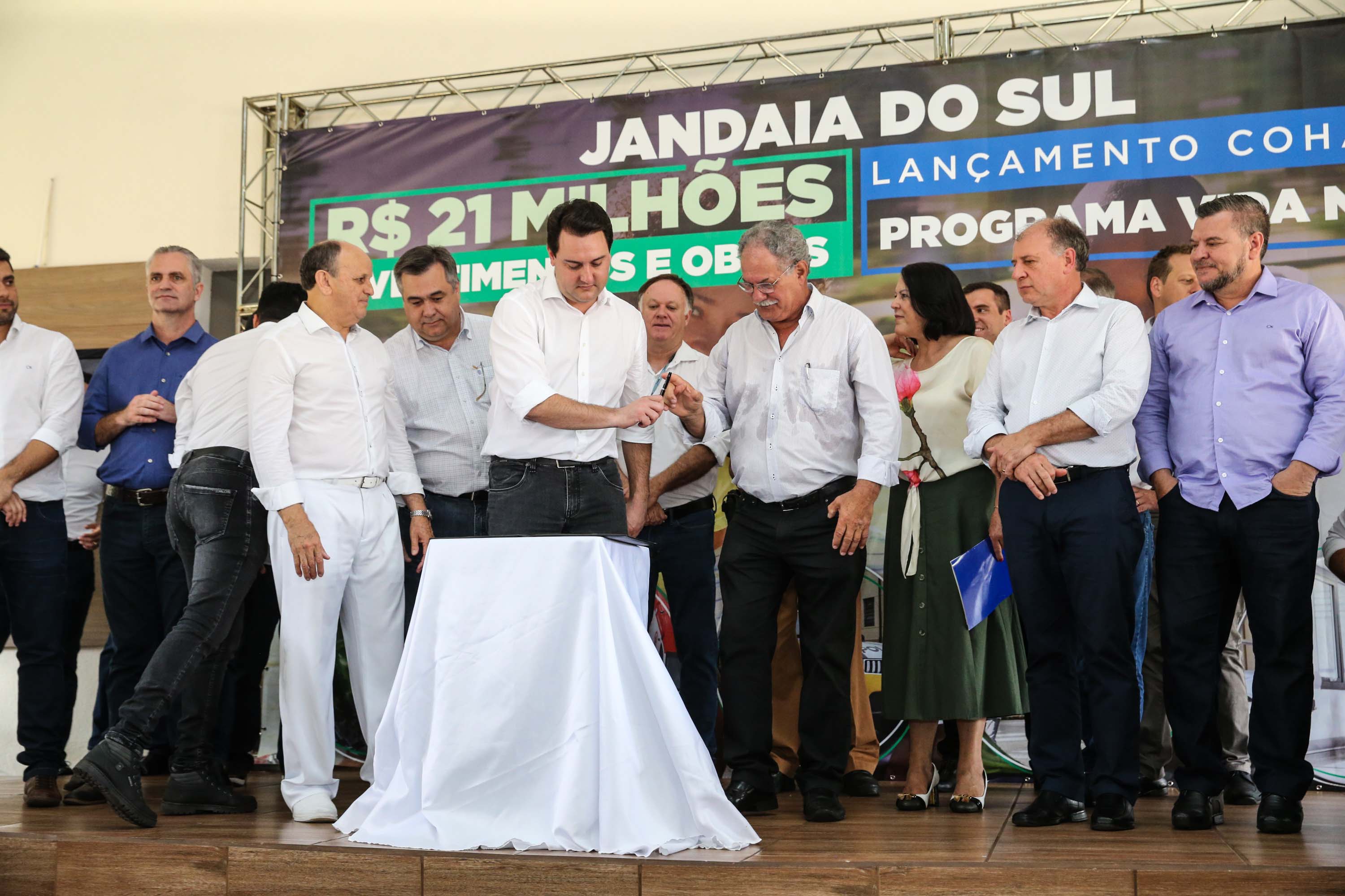 O Governador Carlos Massa Ratinho Júnior lança nesta quinta-feira (28), o Programa Vida Nova Paraná em Jandaia do Sul. E também anuncia recursos e ações nas áreas da saúde, desenvolvimento urbano e sinalização viária, além de entrega de ambulância e de viatura para a Polícia Militar.Jandaia do Sul, 28/11/2019 - Foto: Geraldo Bubniak/AEN