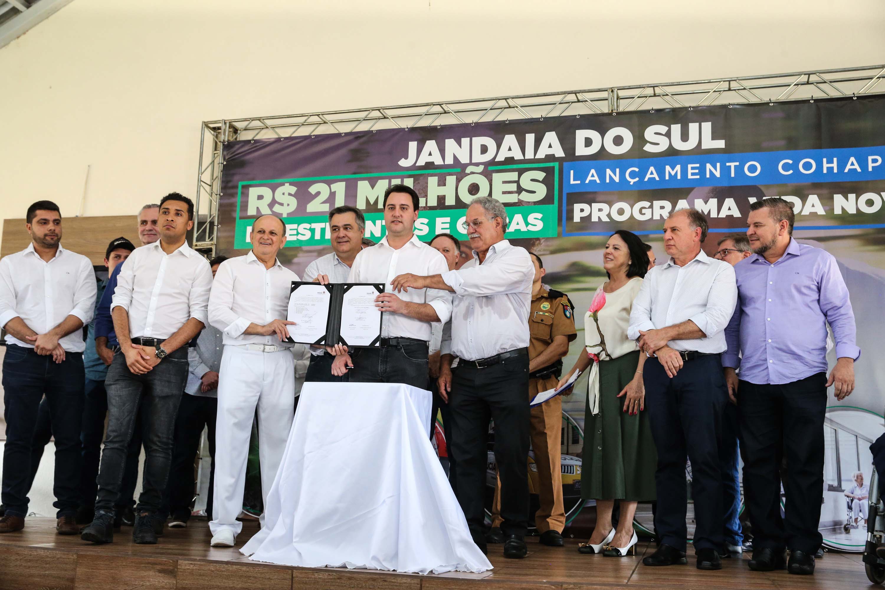 O Governador Carlos Massa Ratinho Júnior lança nesta quinta-feira (28), o Programa Vida Nova Paraná em Jandaia do Sul. E também anuncia recursos e ações nas áreas da saúde, desenvolvimento urbano e sinalização viária, além de entrega de ambulância e de viatura para a Polícia Militar.Jandaia do Sul, 28/11/2019 - Foto: Geraldo Bubniak/AEN
