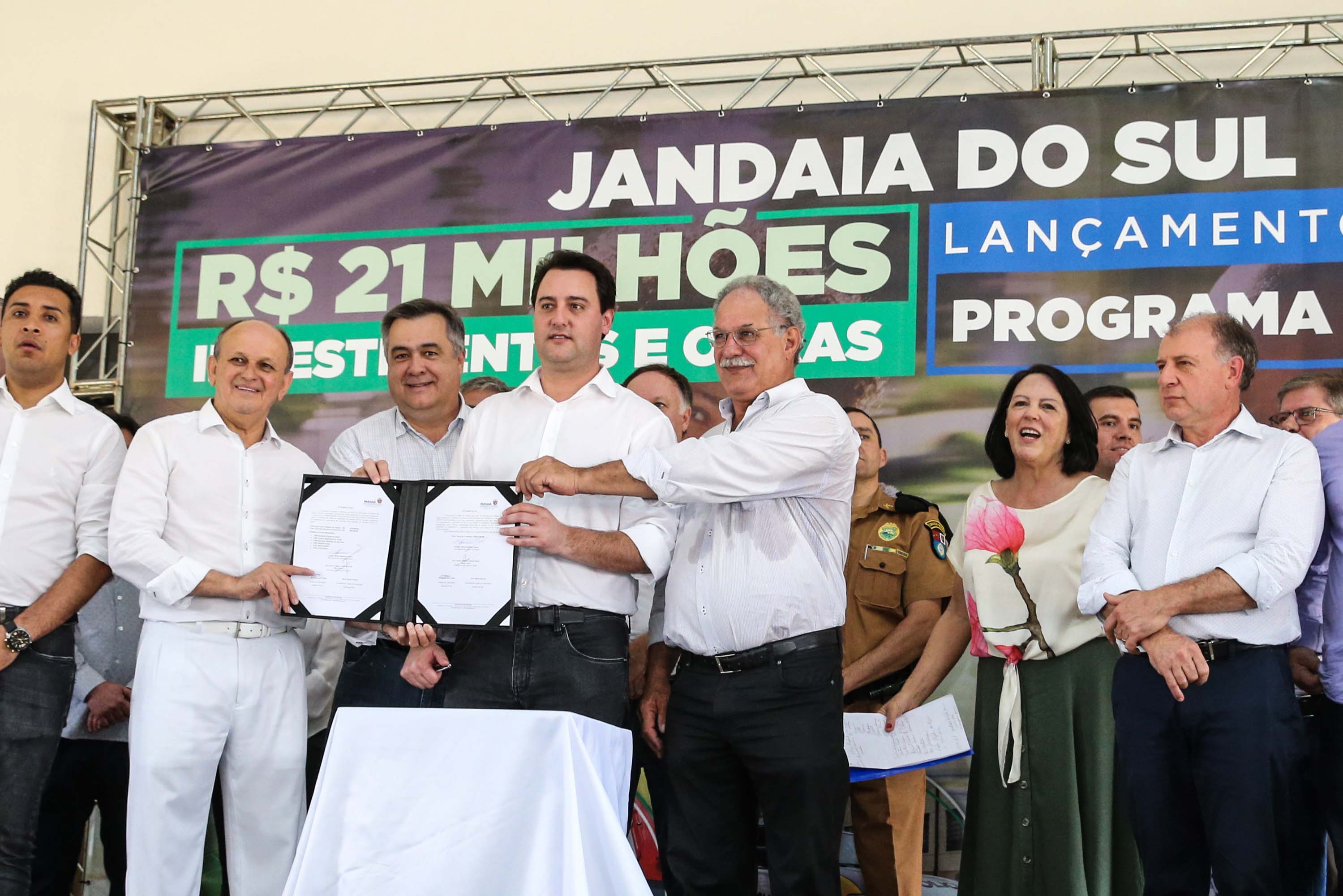 O Governador Carlos Massa Ratinho Júnior lança nesta quinta-feira (28), o Programa Vida Nova Paraná em Jandaia do Sul. E também anuncia recursos e ações nas áreas da saúde, desenvolvimento urbano e sinalização viária, além de entrega de ambulância e de viatura para a Polícia Militar.Jandaia do Sul, 28/11/2019 - Foto: Geraldo Bubniak/AEN