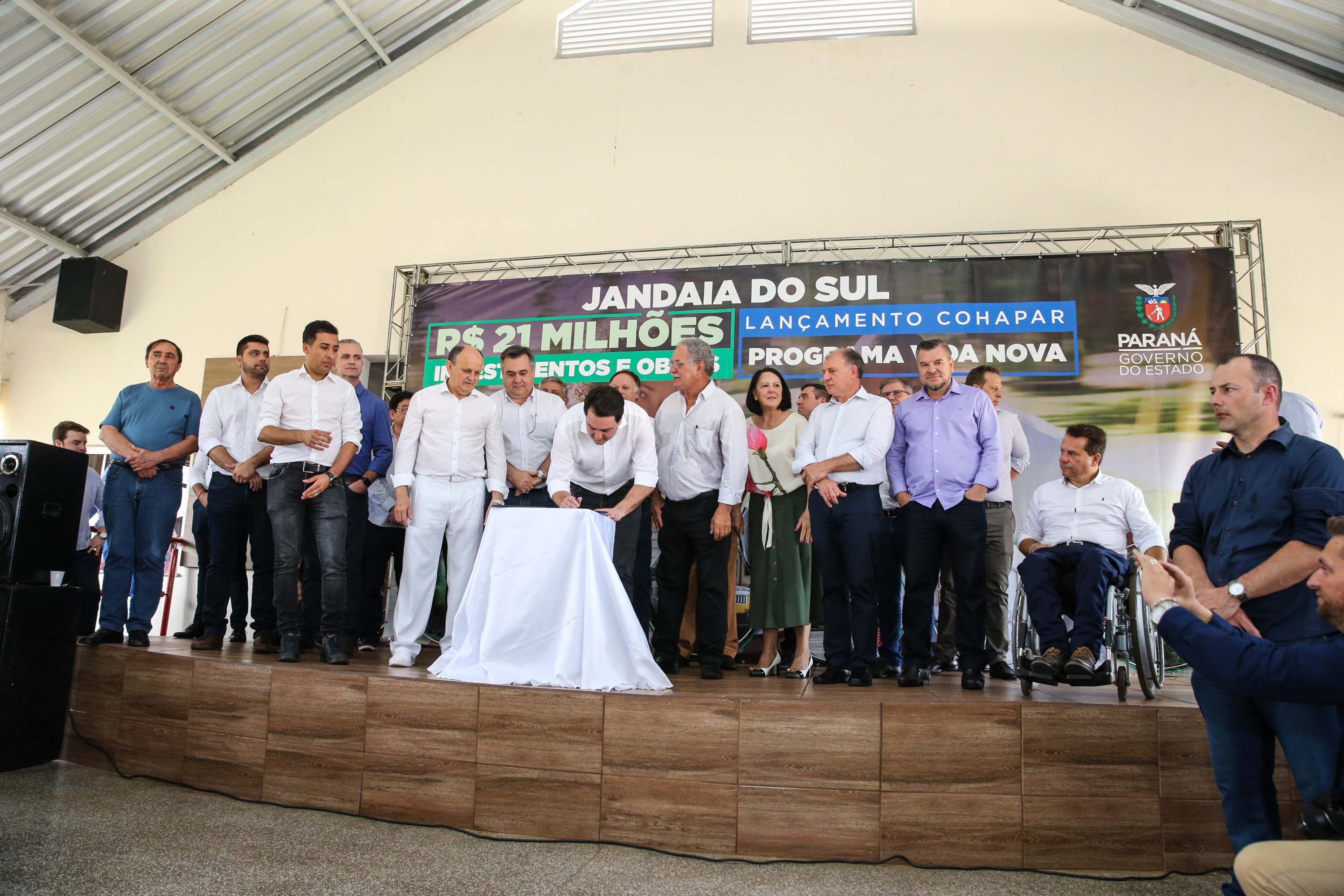 O Governador Carlos Massa Ratinho Júnior lança nesta quinta-feira (28), o Programa Vida Nova Paraná em Jandaia do Sul. E também anuncia recursos e ações nas áreas da saúde, desenvolvimento urbano e sinalização viária, além de entrega de ambulância e de viatura para a Polícia Militar.Jandaia do Sul, 28/11/2019 - Foto: Geraldo Bubniak/AEN