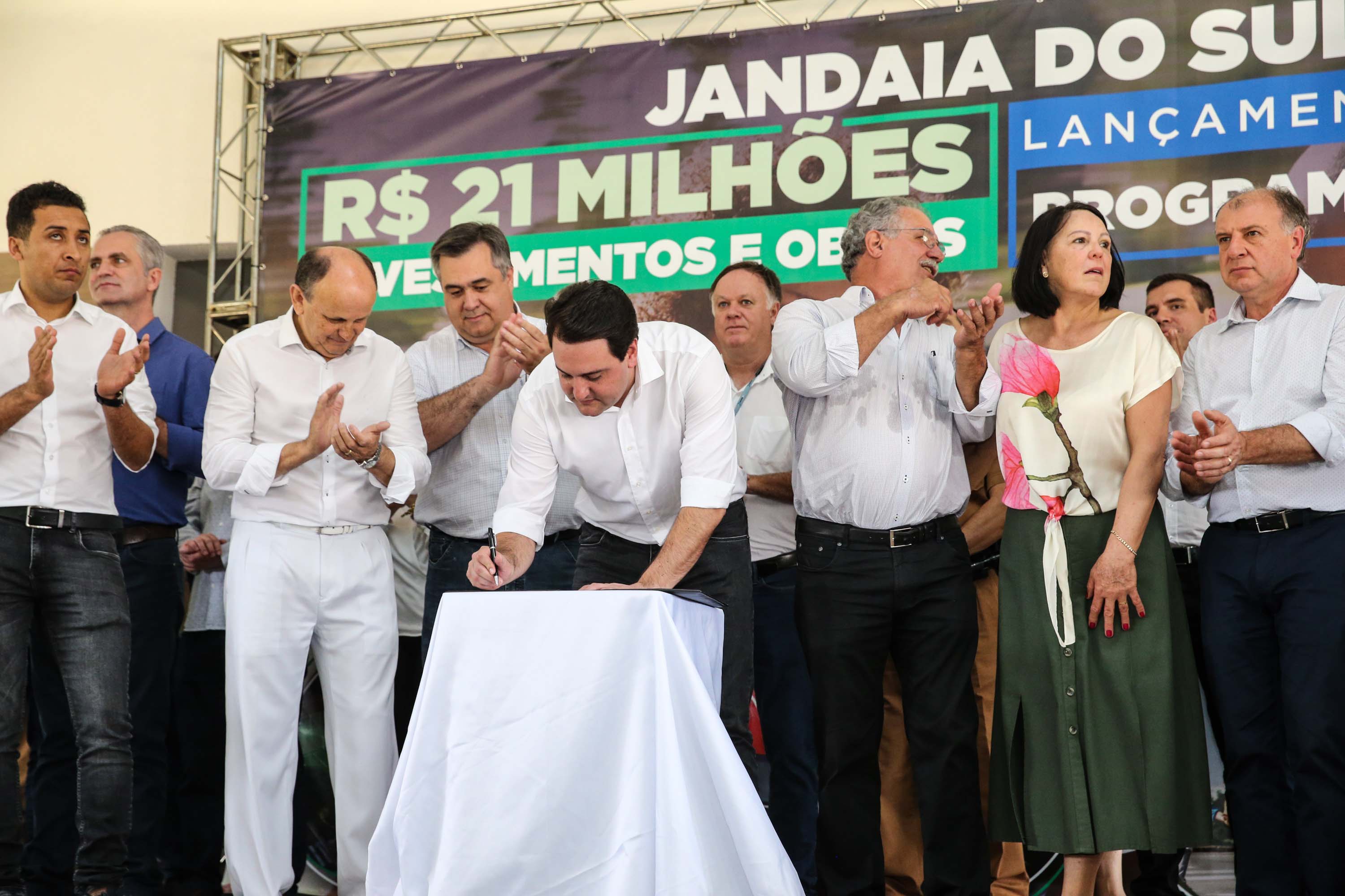 O Governador Carlos Massa Ratinho Júnior lança nesta quinta-feira (28), o Programa Vida Nova Paraná em Jandaia do Sul. E também anuncia recursos e ações nas áreas da saúde, desenvolvimento urbano e sinalização viária, além de entrega de ambulância e de viatura para a Polícia Militar.Jandaia do Sul, 28/11/2019 - Foto: Geraldo Bubniak/AEN