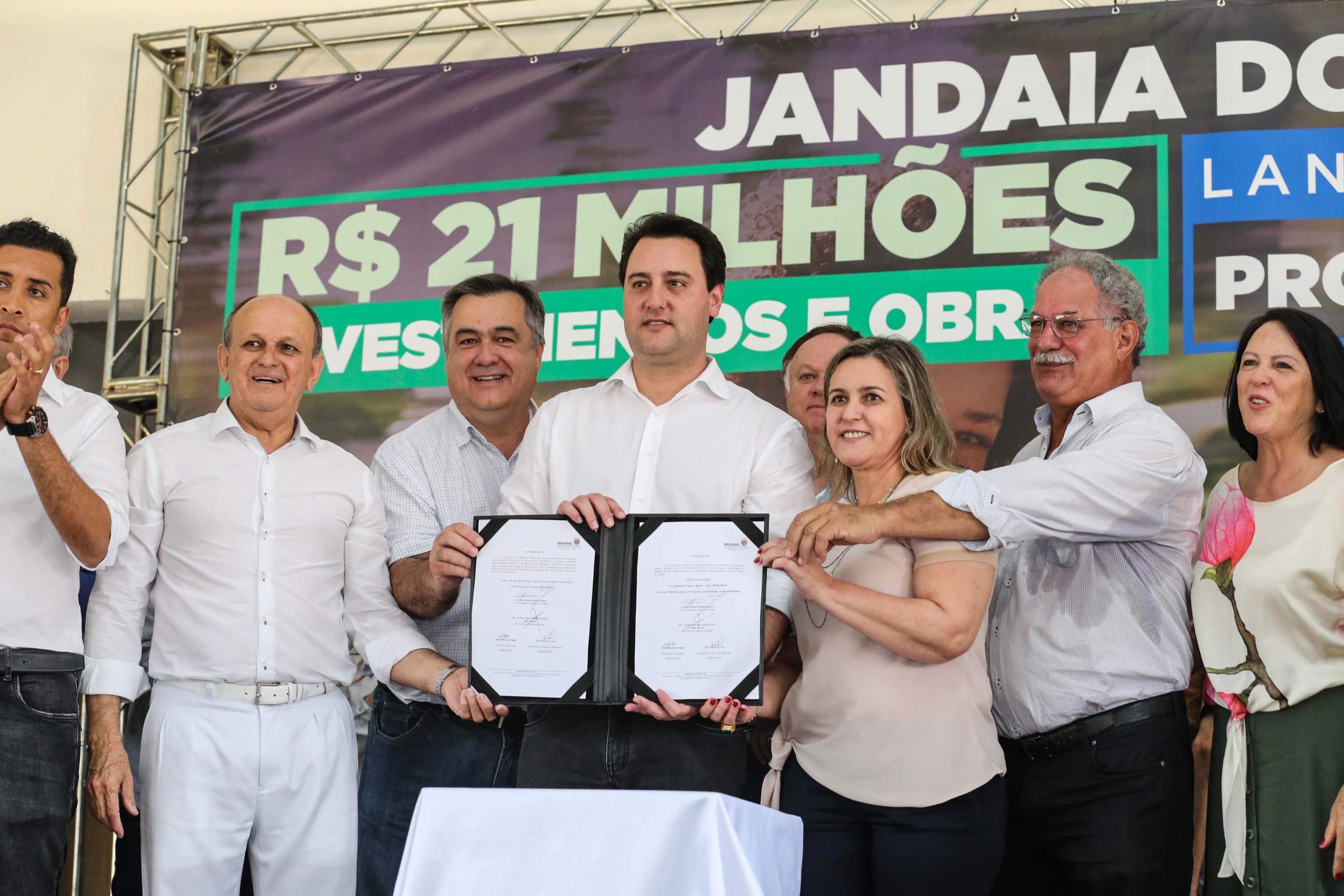 O Governador Carlos Massa Ratinho Júnior lança nesta quinta-feira (28), o Programa Vida Nova Paraná em Jandaia do Sul. E também anuncia recursos e ações nas áreas da saúde, desenvolvimento urbano e sinalização viária, além de entrega de ambulância e de viatura para a Polícia Militar.Jandaia do Sul, 28/11/2019 - Foto: Geraldo Bubniak/AEN