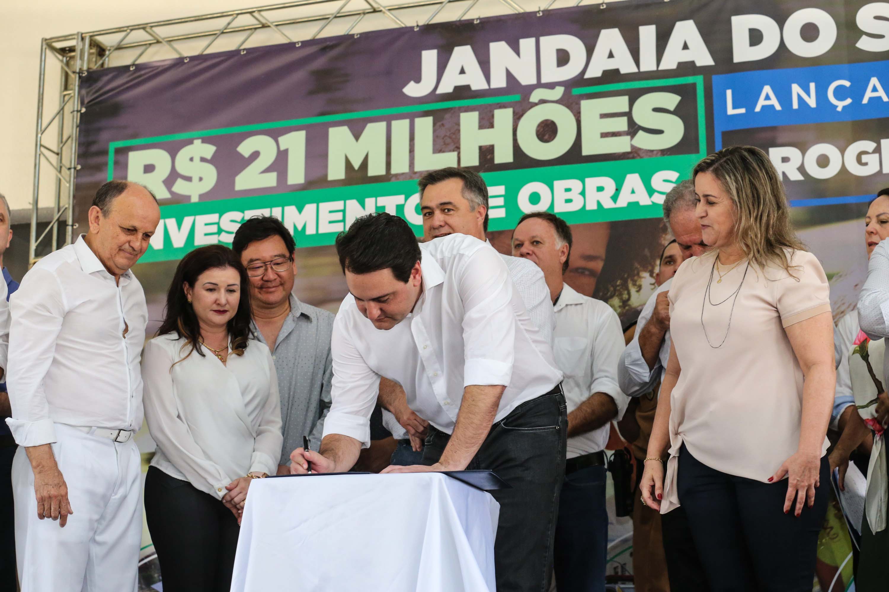 O Governador Carlos Massa Ratinho Júnior lança nesta quinta-feira (28), o Programa Vida Nova Paraná em Jandaia do Sul. E também anuncia recursos e ações nas áreas da saúde, desenvolvimento urbano e sinalização viária, além de entrega de ambulância e de viatura para a Polícia Militar.Jandaia do Sul, 28/11/2019 - Foto: Geraldo Bubniak/AEN