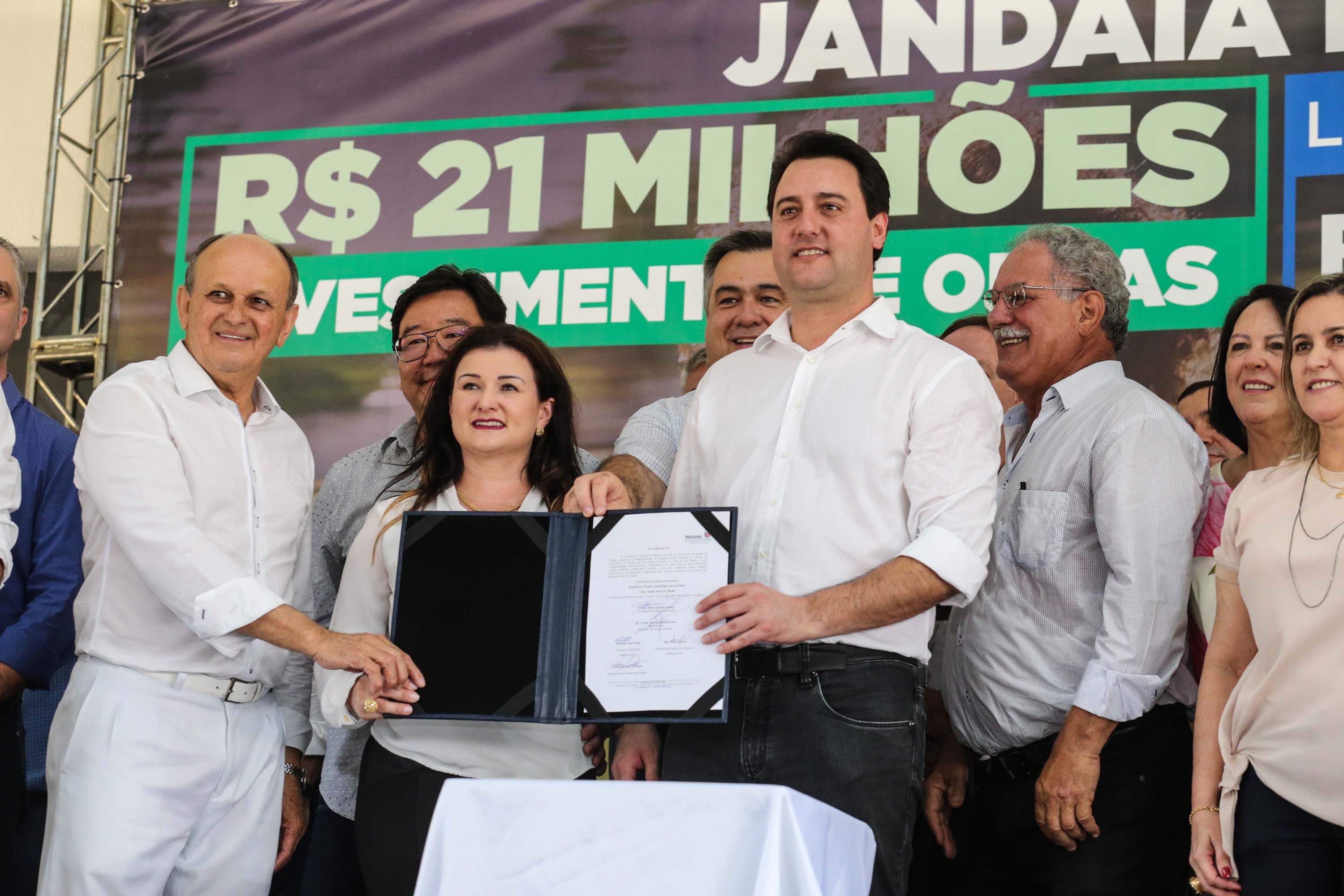 O Governador Carlos Massa Ratinho Júnior lança nesta quinta-feira (28), o Programa Vida Nova Paraná em Jandaia do Sul. E também anuncia recursos e ações nas áreas da saúde, desenvolvimento urbano e sinalização viária, além de entrega de ambulância e de viatura para a Polícia Militar.Jandaia do Sul, 28/11/2019 - Foto: Geraldo Bubniak/AEN