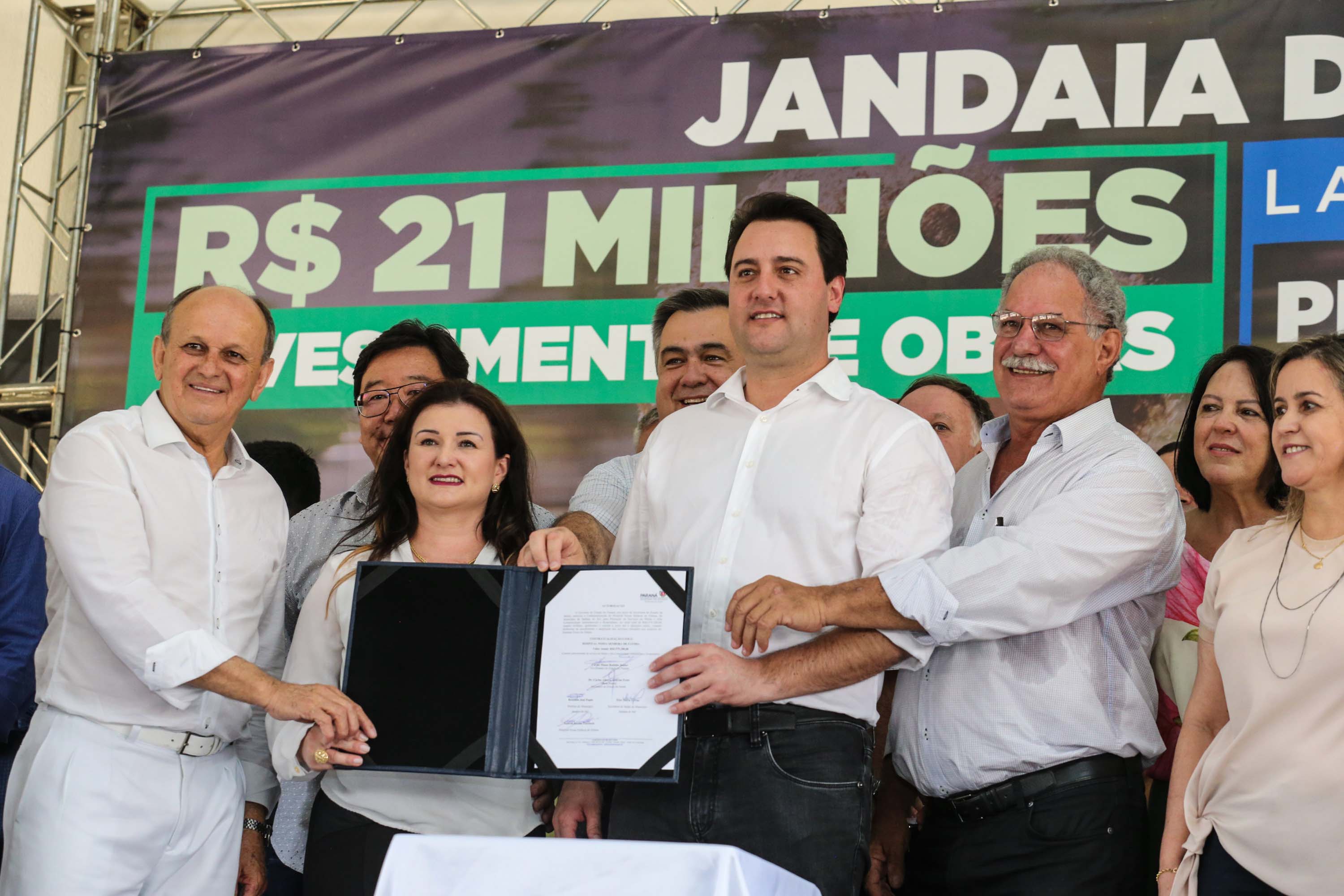 O Governador Carlos Massa Ratinho Júnior lança nesta quinta-feira (28), o Programa Vida Nova Paraná em Jandaia do Sul. E também anuncia recursos e ações nas áreas da saúde, desenvolvimento urbano e sinalização viária, além de entrega de ambulância e de viatura para a Polícia Militar.Jandaia do Sul, 28/11/2019 - Foto: Geraldo Bubniak/AEN
