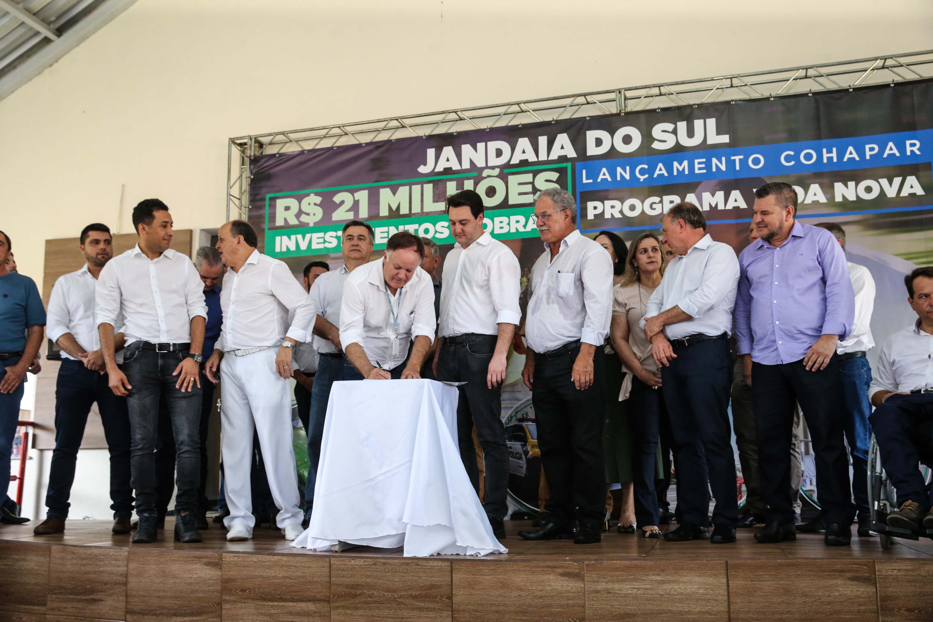 O Governador Carlos Massa Ratinho Júnior lança nesta quinta-feira (28), o Programa Vida Nova Paraná em Jandaia do Sul. E também anuncia recursos e ações nas áreas da saúde, desenvolvimento urbano e sinalização viária, além de entrega de ambulância e de viatura para a Polícia Militar.Jandaia do Sul, 28/11/2019 - Foto: Geraldo Bubniak/AEN
