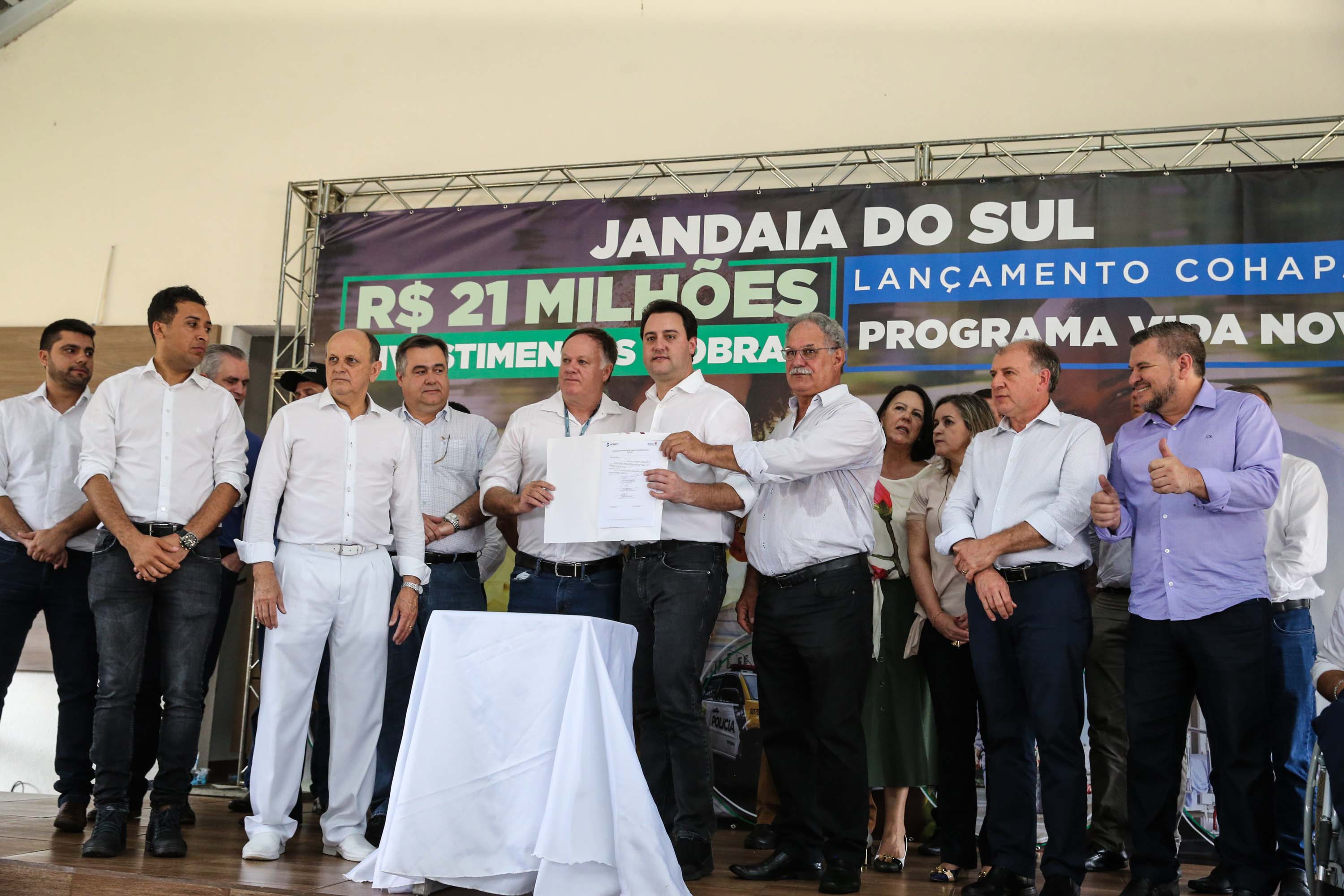 O Governador Carlos Massa Ratinho Júnior lança nesta quinta-feira (28), o Programa Vida Nova Paraná em Jandaia do Sul. E também anuncia recursos e ações nas áreas da saúde, desenvolvimento urbano e sinalização viária, além de entrega de ambulância e de viatura para a Polícia Militar.Jandaia do Sul, 28/11/2019 - Foto: Geraldo Bubniak/AEN