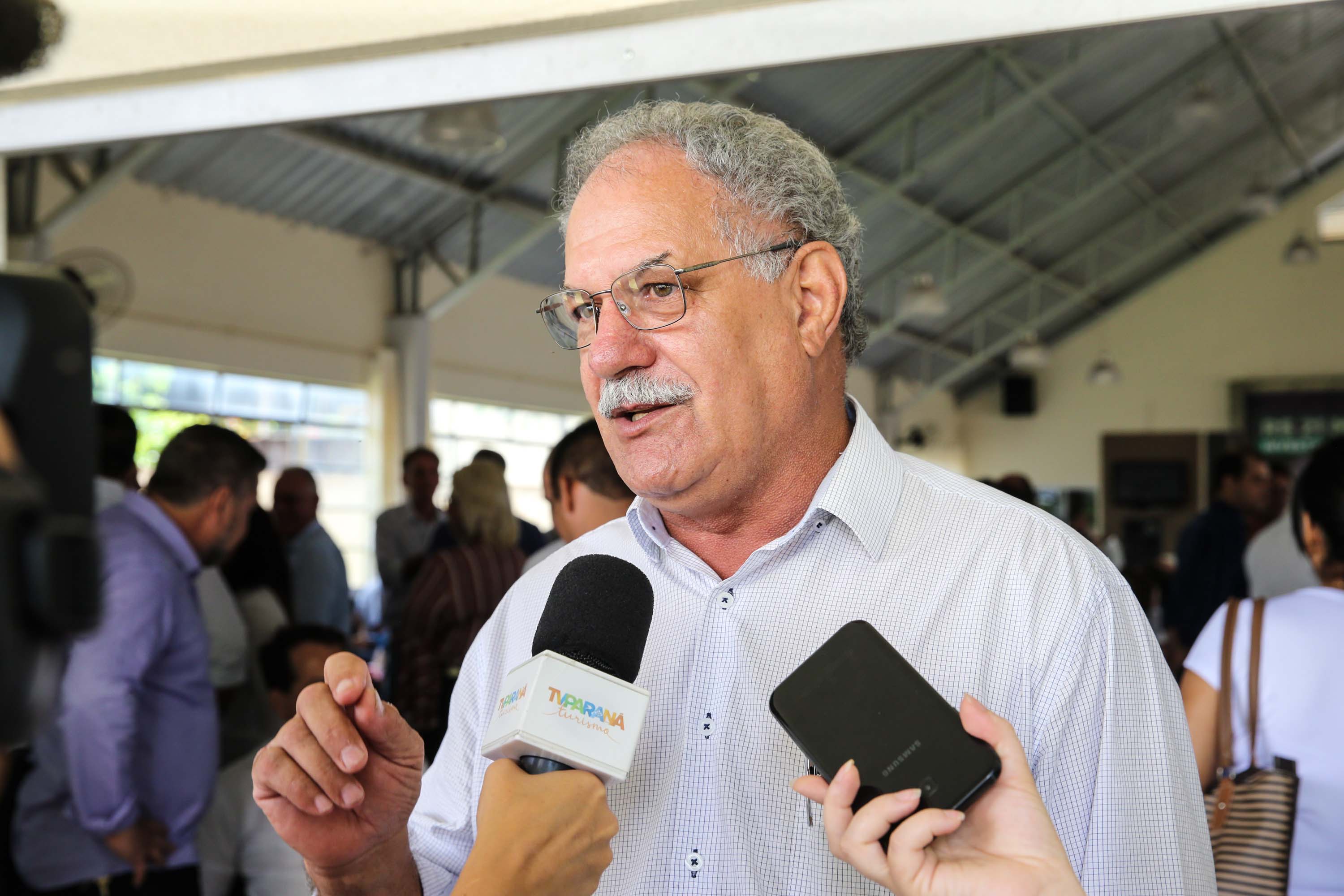 O Governador Carlos Massa Ratinho Júnior lança nesta quinta-feira (28), o Programa Vida Nova Paraná em Jandaia do Sul. E também anuncia recursos e ações nas áreas da saúde, desenvolvimento urbano e sinalização viária, além de entrega de ambulância e de viatura para a Polícia Militar. Prefeito Ditao Pupio Jandaia do Sul, 28/11/2019 - Foto: Geraldo Bubniak/AEN