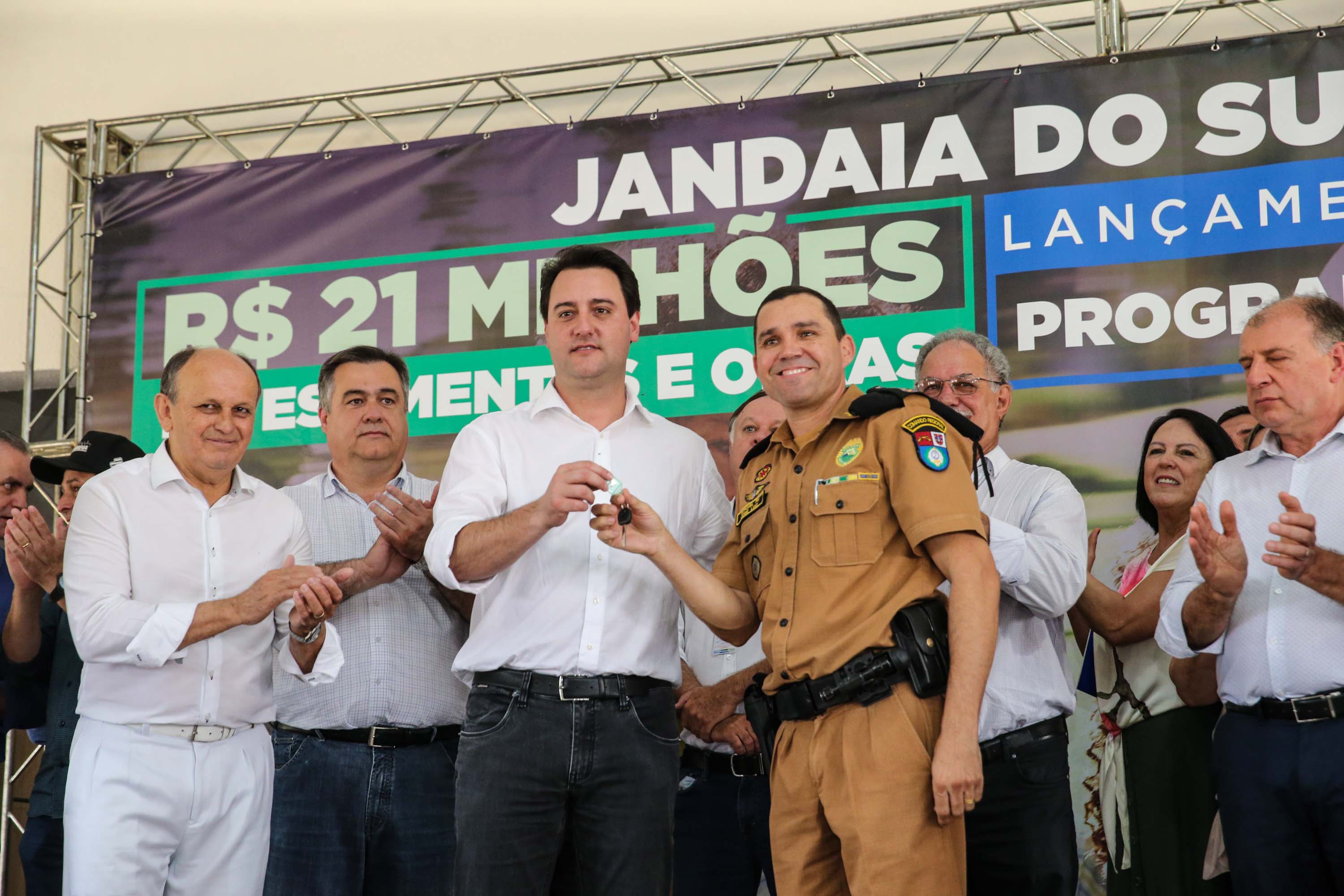 O Governador Carlos Massa Ratinho Júnior lança nesta quinta-feira (28), o Programa Vida Nova Paraná em Jandaia do Sul. E também anuncia recursos e ações nas áreas da saúde, desenvolvimento urbano e sinalização viária, além de entrega de ambulância e de viatura para a Polícia Militar.Jandaia do Sul, 28/11/2019 - Foto: Geraldo Bubniak/AEN