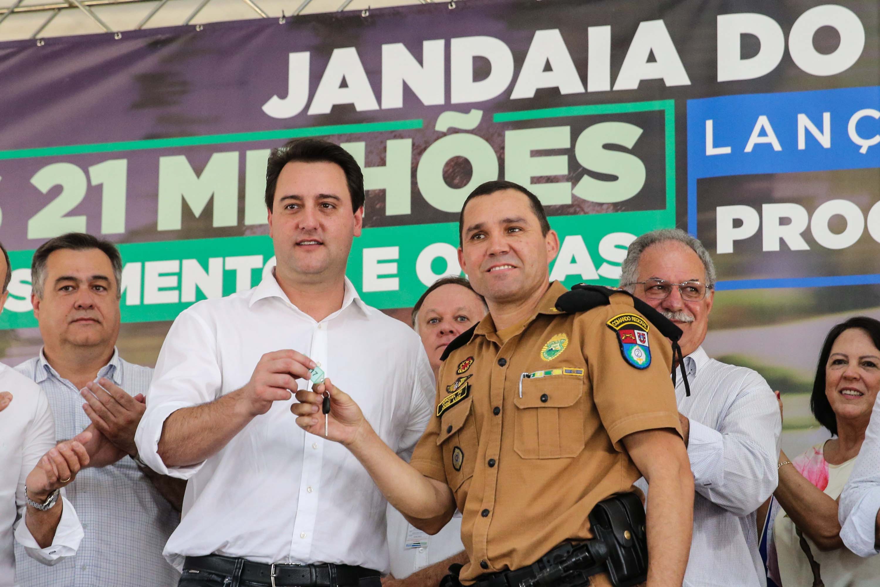 O Governador Carlos Massa Ratinho Júnior lança nesta quinta-feira (28), o Programa Vida Nova Paraná em Jandaia do Sul. E também anuncia recursos e ações nas áreas da saúde, desenvolvimento urbano e sinalização viária, além de entrega de ambulância e de viatura para a Polícia Militar.Jandaia do Sul, 28/11/2019 - Foto: Geraldo Bubniak/AEN