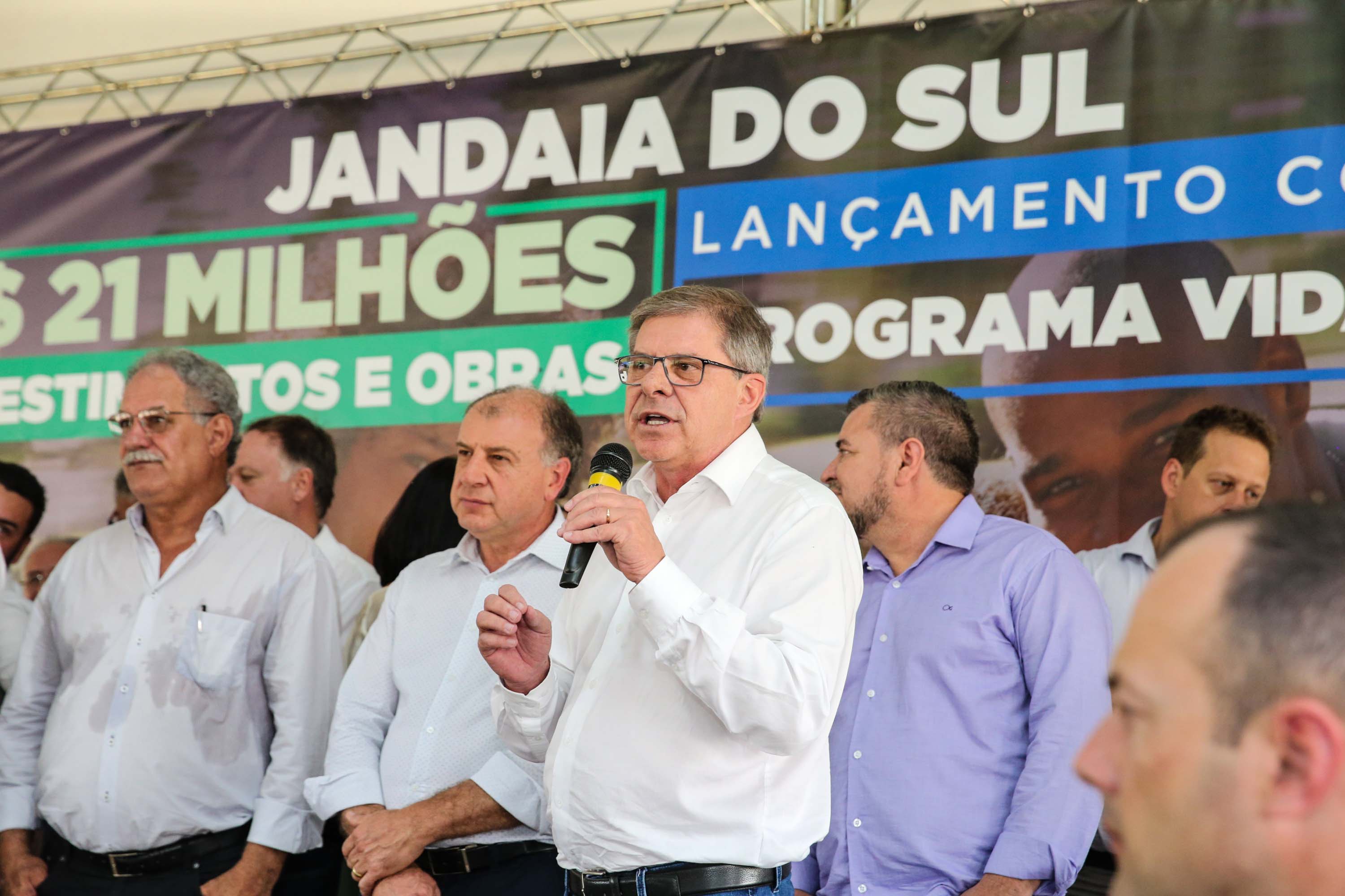 O Governador Carlos Massa Ratinho Júnior lança nesta quinta-feira (28), o Programa Vida Nova Paraná em Jandaia do Sul. E também anuncia recursos e ações nas áreas da saúde, desenvolvimento urbano e sinalização viária, além de entrega de ambulância e de viatura para a Polícia Militar.Jandaia do Sul, 28/11/2019 - Foto: Geraldo Bubniak/AEN