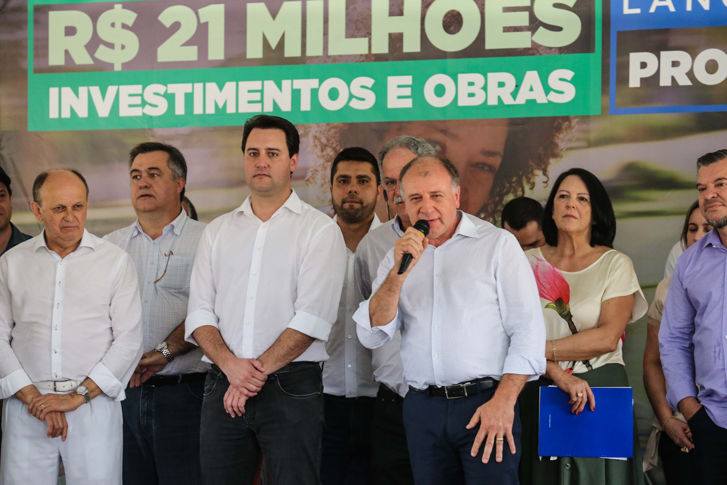 O Governador Carlos Massa Ratinho Júnior lança nesta quinta-feira (28), o Programa Vida Nova Paraná em Jandaia do Sul. E também anuncia recursos e ações nas áreas da saúde, desenvolvimento urbano e sinalização viária, além de entrega de ambulância e de viatura para a Polícia Militar.Jandaia do Sul, 28/11/2019 - Foto: Geraldo Bubniak/AEN