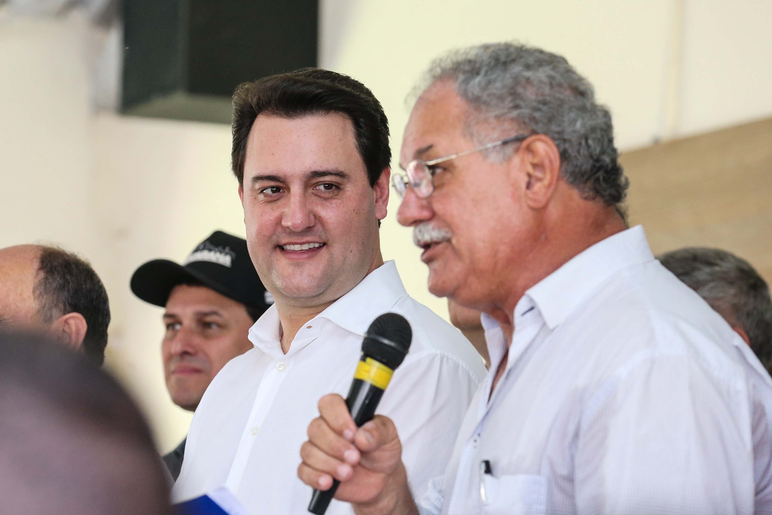O Governador Carlos Massa Ratinho Júnior lança nesta quinta-feira (28), o Programa Vida Nova Paraná em Jandaia do Sul. E também anuncia recursos e ações nas áreas da saúde, desenvolvimento urbano e sinalização viária, além de entrega de ambulância e de viatura para a Polícia Militar.Jandaia do Sul, 28/11/2019 - Foto: Geraldo Bubniak/AEN